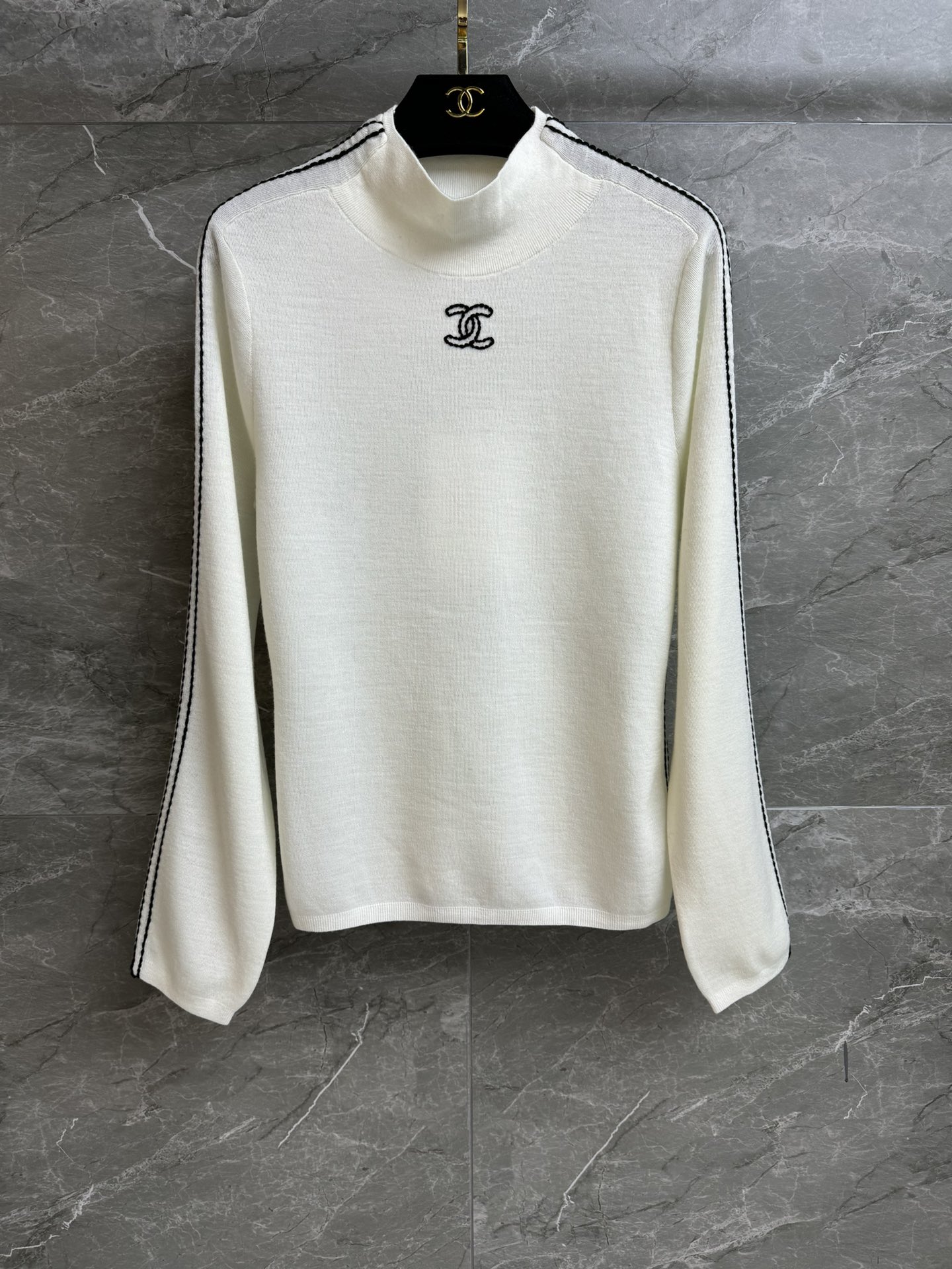 NO:605847,The high version has been shipped. Xiangjia black and white logo bottoming shirt 2025 ski series. Half-high collar. Double C embroidery pattern on the chest. Black and white color matching, simple and advanced. Wool blended fabric. Soft and comfortable. Slim fit. The upper body looks thin and elegant. Complete trademarks. Comes with cloth bag. Sizes SML, Chanel, Alexander Wang19860909高版本出货啦 香家黑白logo打底衫 2025滑雪系列 半高领领口 胸前双C刺绣图案点缀 黑白拼色简约高级 羊毛混纺面料 柔软舒适 修身版型 上身显瘦又气质 商标齐全 配有布袋 尺码SML,,chanel,alexander wang,Women's clothing