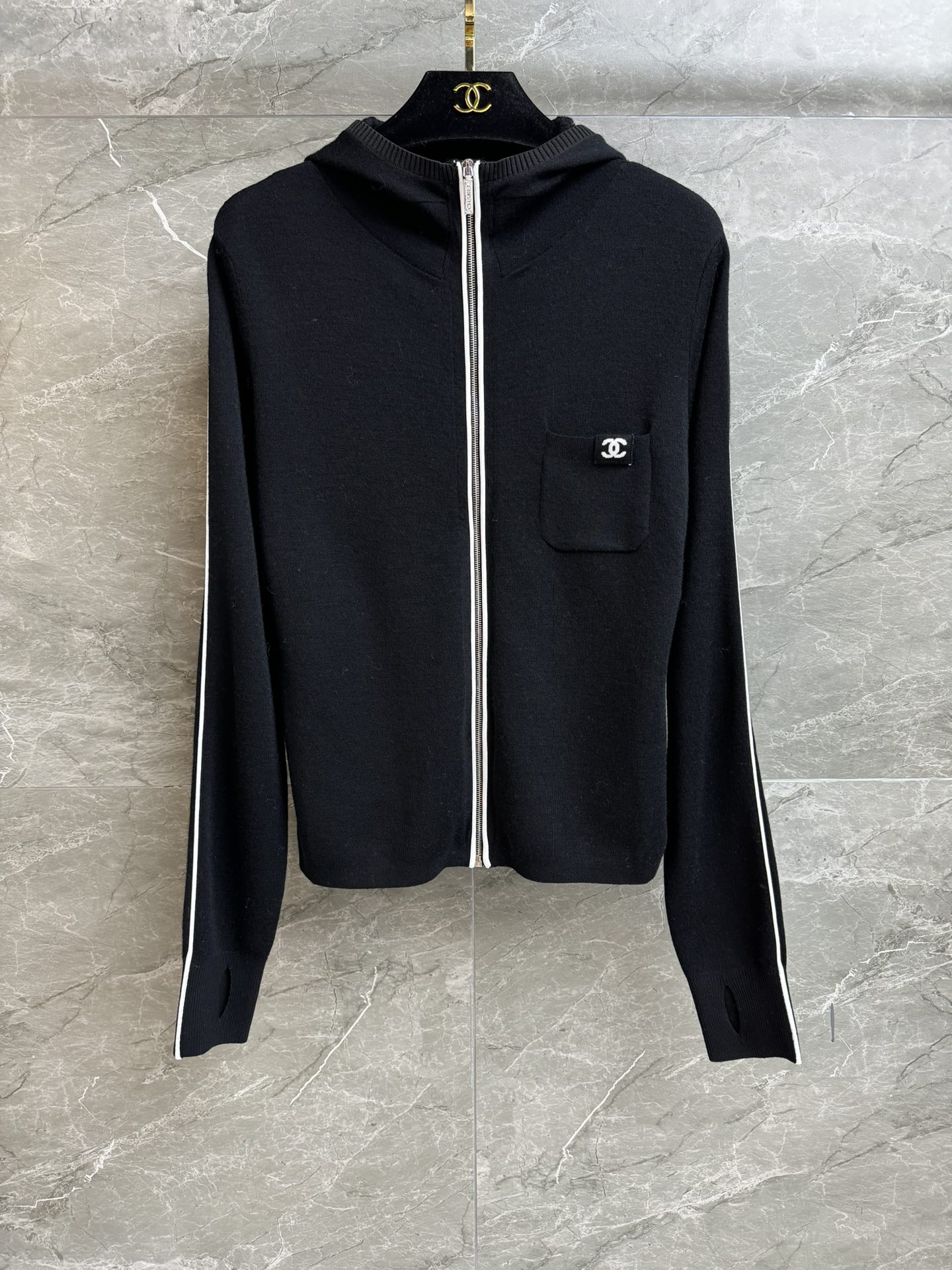 NO:605853,The high version has been shipped. Xiangjia black and white zipper cardigan 2025 ski series. Hooded zipper design. Double C pattern embellished pockets. Black line strokes and color matching. Fashionable and advanced. Wool blended fabric. Soft and comfortable. Normal fit. The upper body looks slim and elegant. Complete trademarks. Comes with cloth bag. Sizes SML,,chanel,hats,alexander wang19860909高版本出货啦 香家黑白拉链开衫 2025滑雪系列 连帽拉链设计 双C图案点缀口袋 黑线描边拼色 时髦高级 羊毛混纺面料 柔软舒适 正常版型 上身显瘦又气质 商标齐全 配有布袋 尺码SML,,chanel,hats,alexander wang,Women's clothing