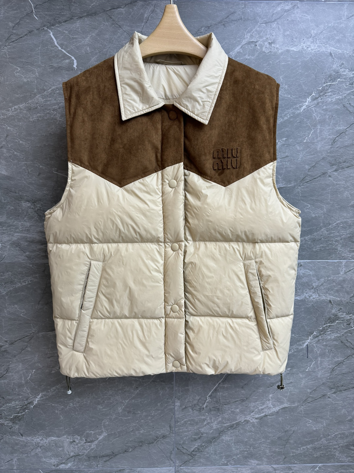 NO:606306,New autumn and winter style with dust bag Miu contrasting color down vest 2025 autumn and winter series Suede contrasting splicing design Leather logo decoration Retro casual and fashionable 90 white goose down filling Light, comfortable and warm Straight version The upper body is slim and versatile Complete trademarks Sizes SML, miumiu, down jacket, chamois leather, alexander wang19860909配防尘袋秋冬新款上新啦 Miu撞色羽绒马甲 2025秋冬系列 麂皮撞色拼接设计 皮革logo徽标装饰 复古休闲时髦 90白鹅绒填充 轻盈舒适保暖 直筒版型 上身显瘦又百搭 商标齐全 尺码SML,,miumiu,down jacket,chamois leather,alexander wang,Women's clothing