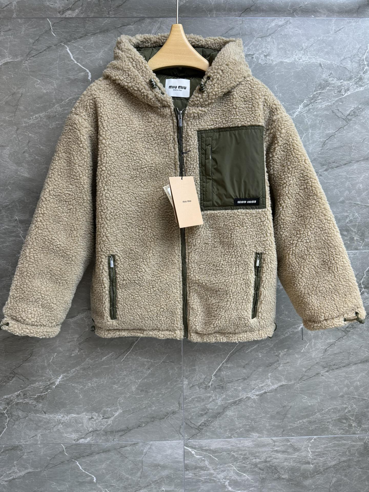 NO:606310,New autumn and winter models with dust bag Miu Teddy down jacket 2025 autumn and winter series Hooded zipper design Breast pocket logo embellishment Customized Teddy fleece fabric 90 white goose down filling Warm and comfortable autumn and winter must-have Loose version not picky to wear Complete trademarks Sizes sml, miumiu, down jacket, hats, alexander wang19860909配防尘袋秋冬新款上新啦 Miu泰迪羽绒服 2025秋冬系列 连帽拉链设计 胸前口袋logo徽标点缀 定制泰迪抓绒面料 90白鹅绒填充 保暖舒适秋冬必备 宽松版型不挑人穿 商标齐全 尺码sml,,miumiu,down jacket,hats,alexander wang,Women's clothing