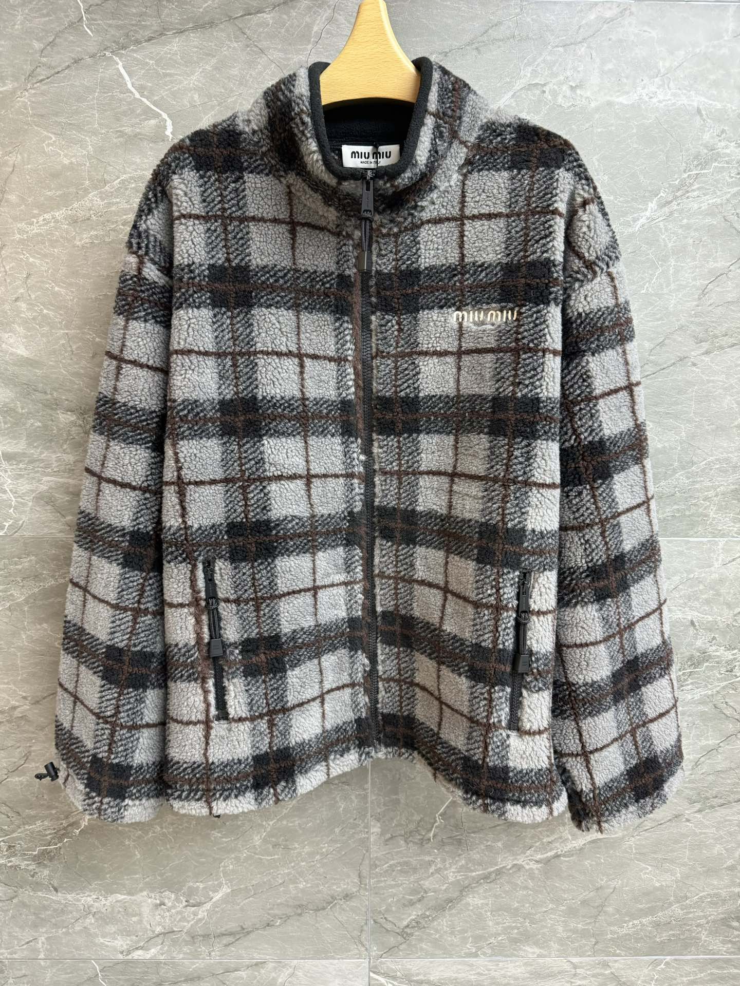 NO:606314,New model for early autumn. Miu plaid polar fleece jacket 2025 autumn and winter series. Stand-up collar zipper design. Logo embroidery pattern on the chest. Classic plaid element and color matching. Super fashionable. Wool polar fleece fabric. Warm and comfortable. Loose fit. Easy to wear. Complete trademarks. Sizes SML, miumiu, jackets & coats, alexander wang19860909早秋新款上新啦 Miu格子摇粒绒外套 2025秋冬系列 立领拉链设计 胸前logo刺绣图案点缀 经典格纹元素配色超时髦 羊毛摇粒绒面料 保暖舒适 宽松版型不挑人穿 商标齐全 尺码SML,,miumiu,jackets & coats,alexander wang,Women's clothing