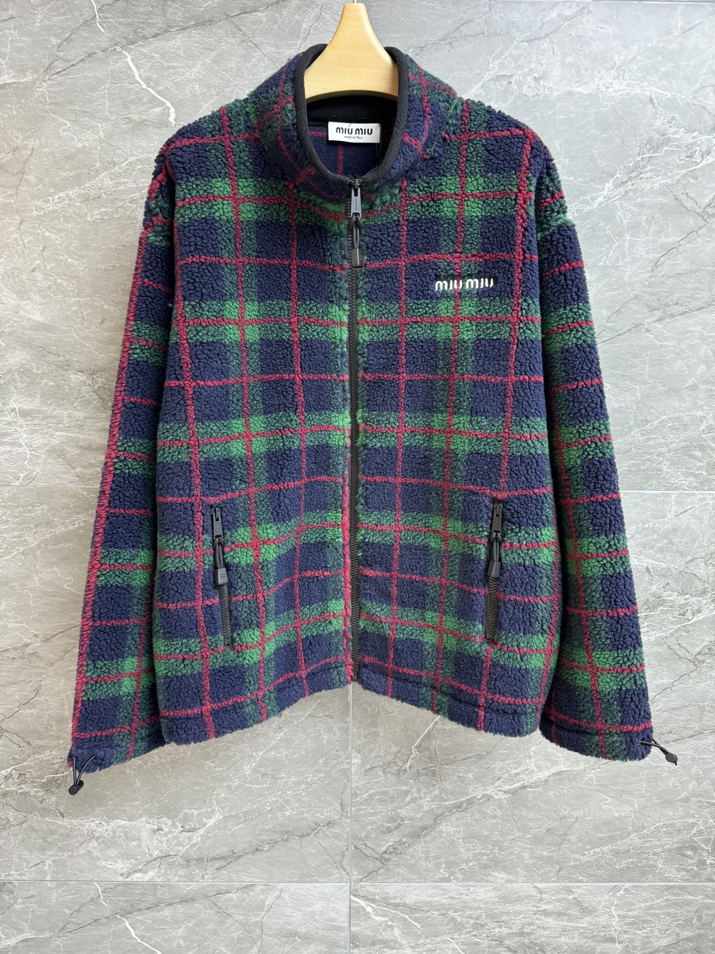 NO:606320,New model for early autumn. Miu plaid polar fleece jacket 2025 autumn and winter series. Stand-up collar zipper design. Logo embroidery pattern on the chest. Classic plaid element and color matching. Super fashionable. Wool polar fleece fabric. Warm and comfortable. Loose fit. Easy to wear. Complete trademarks. Sizes SML, miumiu, jackets & coats, alexander wang19860909早秋新款上新啦 Miu格子摇粒绒外套 2025秋冬系列 立领拉链设计 胸前logo刺绣图案点缀 经典格纹元素配色超时髦 羊毛摇粒绒面料 保暖舒适 宽松版型不挑人穿 商标齐全 尺码SML,,miumiu,jackets & coats,alexander wang,Women's clothing