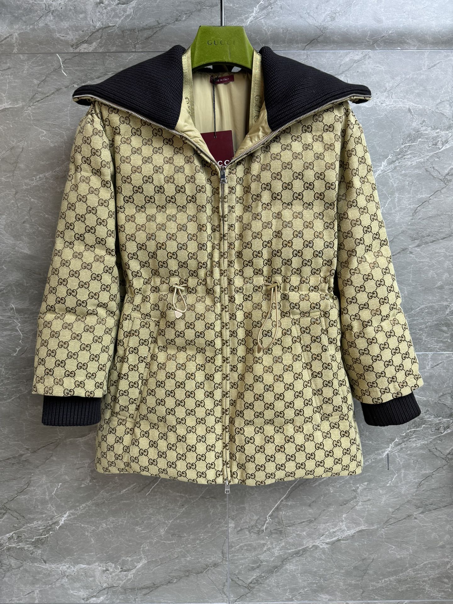 NO:606329,Comes with dust bag, new autumn and winter style. G family presbyopic waist down jacket 2025 autumn and winter series. Lapel zipper design. Knitted stitching at collar. Classic double G presbyopic pattern. Full of high-end feel. Cotton blended canvas fabric. Lined with fleece. Cold protection and warmth. Waist drawstring to outline waist line. The upper body is slim and warm. Customized hardware logo is complete. Perfect details. Size SML, gucci, down jacket, alexander  wang19860909配防尘袋秋冬新款上新啦 G家老花收腰羽绒服 2025秋冬系列 翻领拉链设计 衣领袖口针织拼接 经典双G老花图案 高级感十足 棉质混纺帆布面料 内里夹绒 防寒保暖 腰部抽绳收腰 勾勒腰部线条 上身显瘦又保暖 定制五金logo齐全 细节完美 尺码SML,,gucci,down jacket,alexander wang,Women's clothing