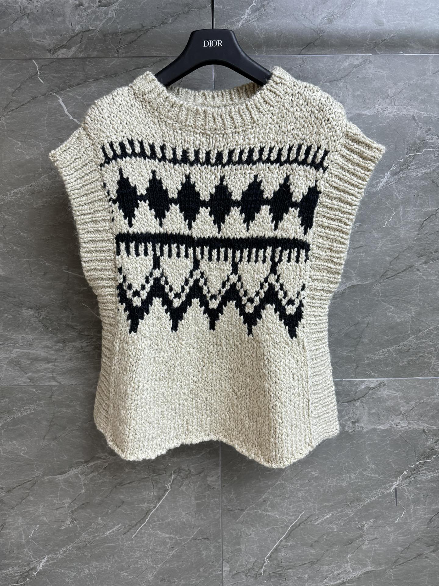 NO:606315,The new autumn and winter styles are on sale. D's Fair Isle Vest 2025 Autumn and Winter Series Round neck sleeveless design Fair Isle jacquard pattern CD signature on the back Color retro lazy high-end Alpaca blended knitted fabric Warm and comfortable Slim fit The upper body is slim and versatile Complete trademarks Sizes SML, dior, alexander wang19860909秋冬新款出货啦 D家费尔岛马甲背心 2025秋冬系列 圆领无袖设计 费尔岛提花图案 背面CD签名 配色复古慵懒高级 羊驼毛混纺针织面料 保暖舒适 修身版型 上身显瘦又百搭 商标齐全 尺码SML,,dior,alexander wang,Women's clothing