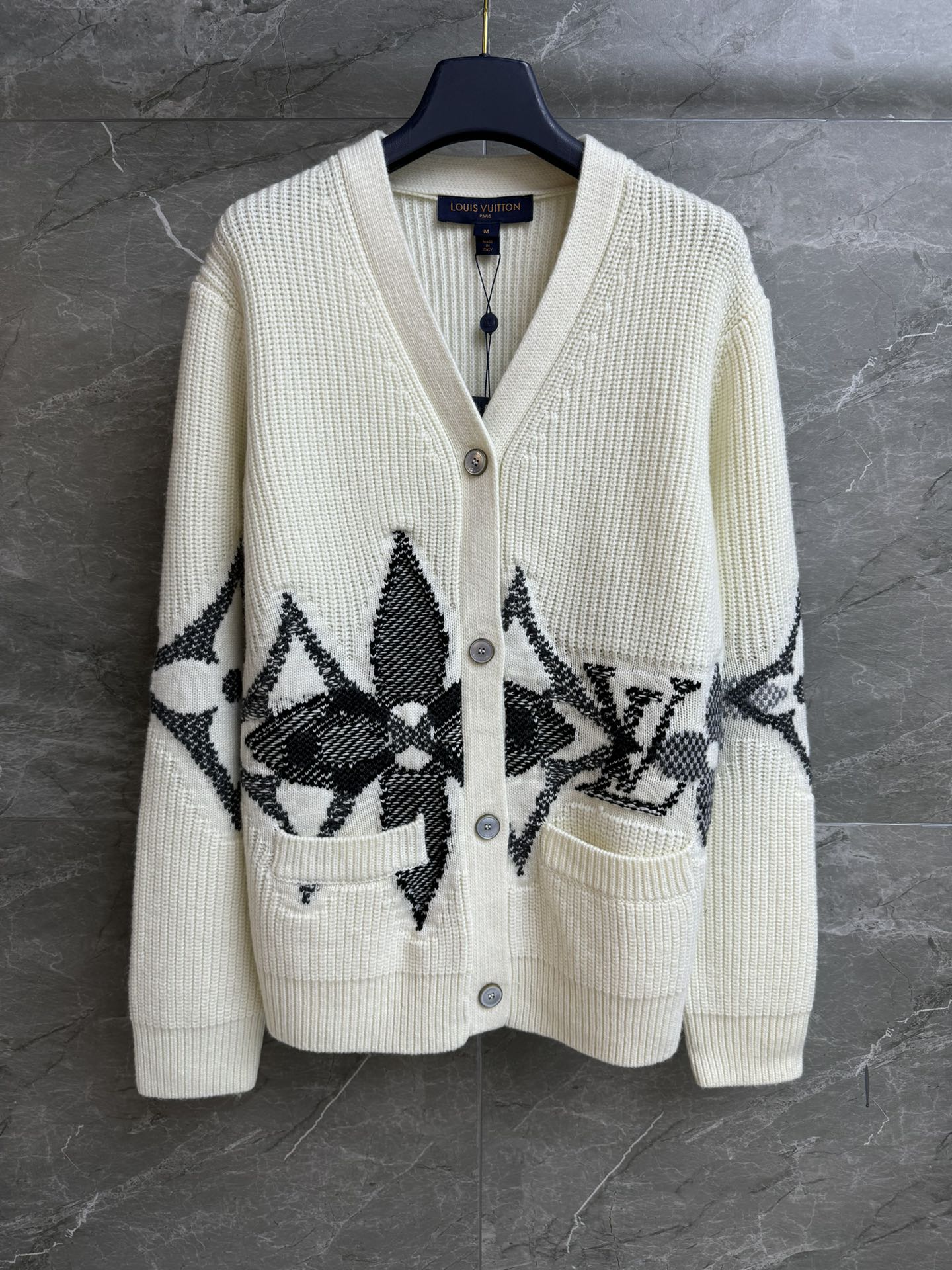 NO:607318,New autumn and winter new styles L logo intarsia cardigan 2025 ski series V-neck single-breasted design Classic logo intarsia pattern Simple, fashionable and advanced Wool cashmere knitted fabric Comfortable and skin-friendly Normal fit The upper body looks slim and elegant Complete trademarks Sizes SML, Louis Vuitton, Alexander Wang19860909秋冬新款上新啦 L家徽标嵌花开衫 2025滑雪系列 V领单排扣设计 经典logo徽标嵌花图案 简约时髦高级 羊毛羊绒针织面料 舒适亲肤 正常版型 上身显瘦又气质 商标齐全 尺码SML,,louis vuitton,alexander wang,Women's clothing