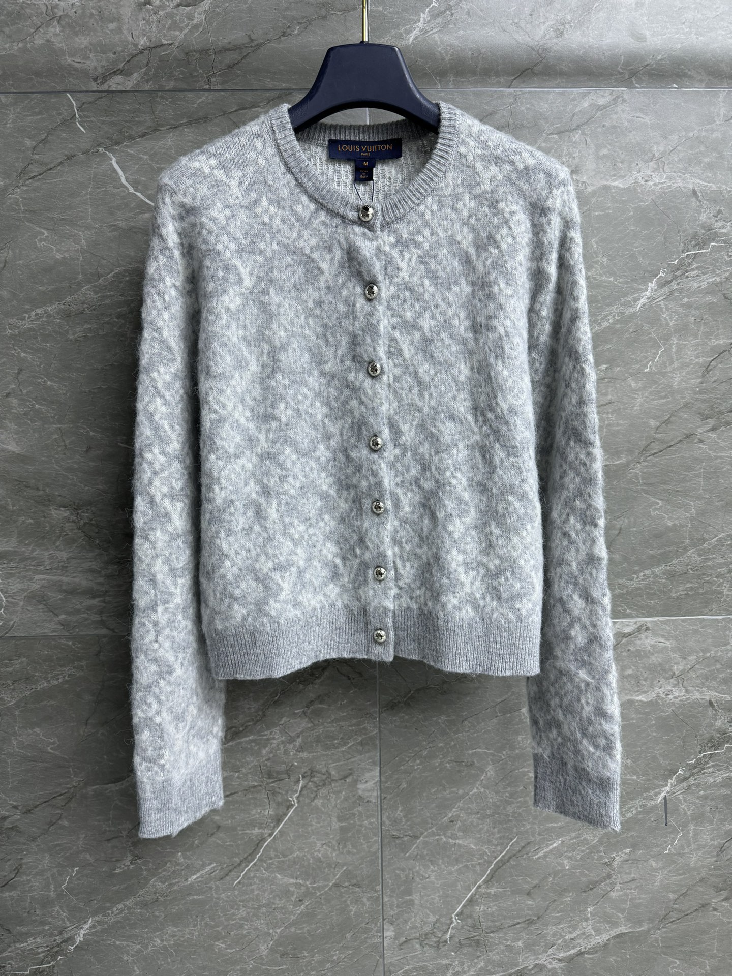 NO:607351,The new style of early spring has been shipped. L family's presbyopic brushed cardigan 2026 early spring series. Round neck single-breasted design. Retro gold buckle decoration. Classic presbyopic jacquard pattern. Stylish and advanced color matching. Brushed wool blended fabric. Highlights the matte velvet feel. Soft and not tangled. Normal fit. The upper body is slim and elegant. Complete trademarks. Sizes SML, Louis Vuitton, Alexander Wang19860909早春新款出货啦 L家老花拉绒开衫 2026早春系列 圆领单排扣设计 复古金扣装饰 经典老花提花图案 配色时髦高级 拉绒羊毛混纺面料 凸显雾面的绒感 柔软不扎 正常版型 上身显瘦又气质 商标齐全 尺码SML,,louis vuitton,alexander wang,Women's clothing