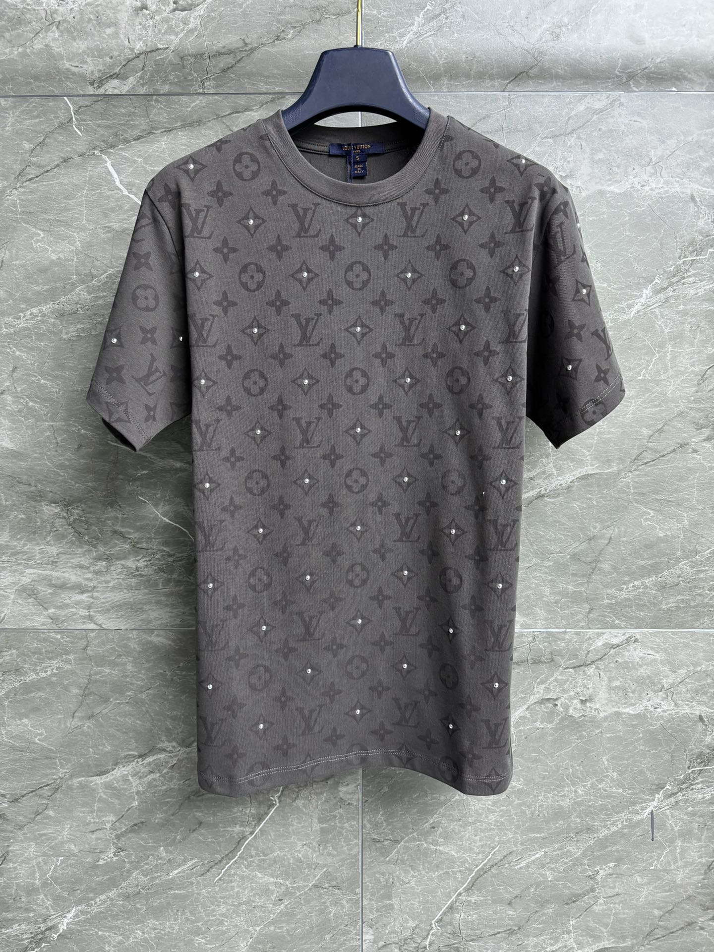 NO:607364,New arrival in early spring. L family presbyopia printed T-shirt 2026 early spring new style. Round neck design with classic presbyopic print pattern. Beads and hot diamond decoration. Fashion trend personality. Customized pure cotton fabric. Comfortable and breathable. Normal fit. The upper body looks slim and elegant. Complete trademarks. Sizes SML, Louis Vuitton, tees, t-shirt, alexander wang19860909早春新款上新啦 L家老花印花T恤 2026早春新款 圆领领口设计经典老花印花图案 钉珠烫钻装饰点缀 时尚潮流个性 定制纯棉面料 舒适透气 正常版型 上身显瘦又气质 商标齐全 尺码SML,,louis vuitton,tees，t-shirt,alexander wang,Women's clothing