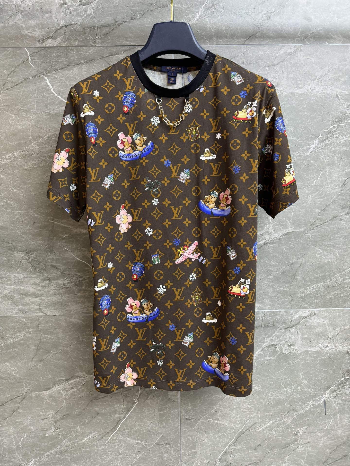 NO:607368,New arrival in early spring. L's Santa Claus T-shirt 2026 early spring series. Round neck with contrasting color collar. Decorated with chain decorations. Presbyopia print pattern full of Christmas elements. Fashionable and high-end. Imported pure cotton material. Soft, comfortable and skin-friendly. Normal fit. The upper body is slim and versatile. Complete trademarks. Sizes SML, louis vuitton, tees, t-shirt, alexander wang19860909早春新款上新啦 L家圣诞老花T恤 2026早春系列 圆领撞色领口 饰以链条装饰点缀 充满圣诞元素的老花印花图案 时髦高级 进口纯棉材质 柔软舒适亲肤 正常版型 上身显瘦又百搭 商标齐全 尺码SML,,louis vuitton,tees，t-shirt,alexander wang,Women's clothing