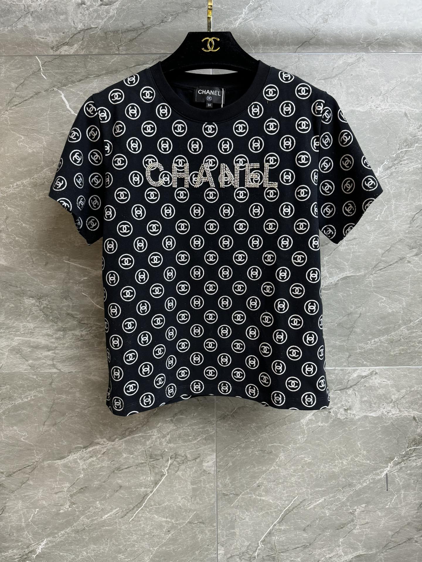 NO:607372,New styles for early spring are available. Xiangjia beaded letter T-shirt 2026 early spring series. Round neck design. Double C pattern printed all over. Heavy beaded embroidery letter decoration. Exquisite and fashionable. Imported pure cotton fabric. Comfortable, skin-friendly and breathable. Normal fit. The upper body is slim and versatile. Complete trademarks. Sizes SML, chanel, tees, t-shirt, alexander wang19860909早春新款上新啦 香家钉珠字母T恤 2026早春系列 圆领领口设计 满印双C图案 重工钉珠刺绣字母装饰点缀 精致时髦 进口纯棉面料 舒适亲肤透气 正常版型 上身显瘦又百搭 商标齐全 尺码SML,,chanel,tees，t-shirt,alexander wang,Women's clothing