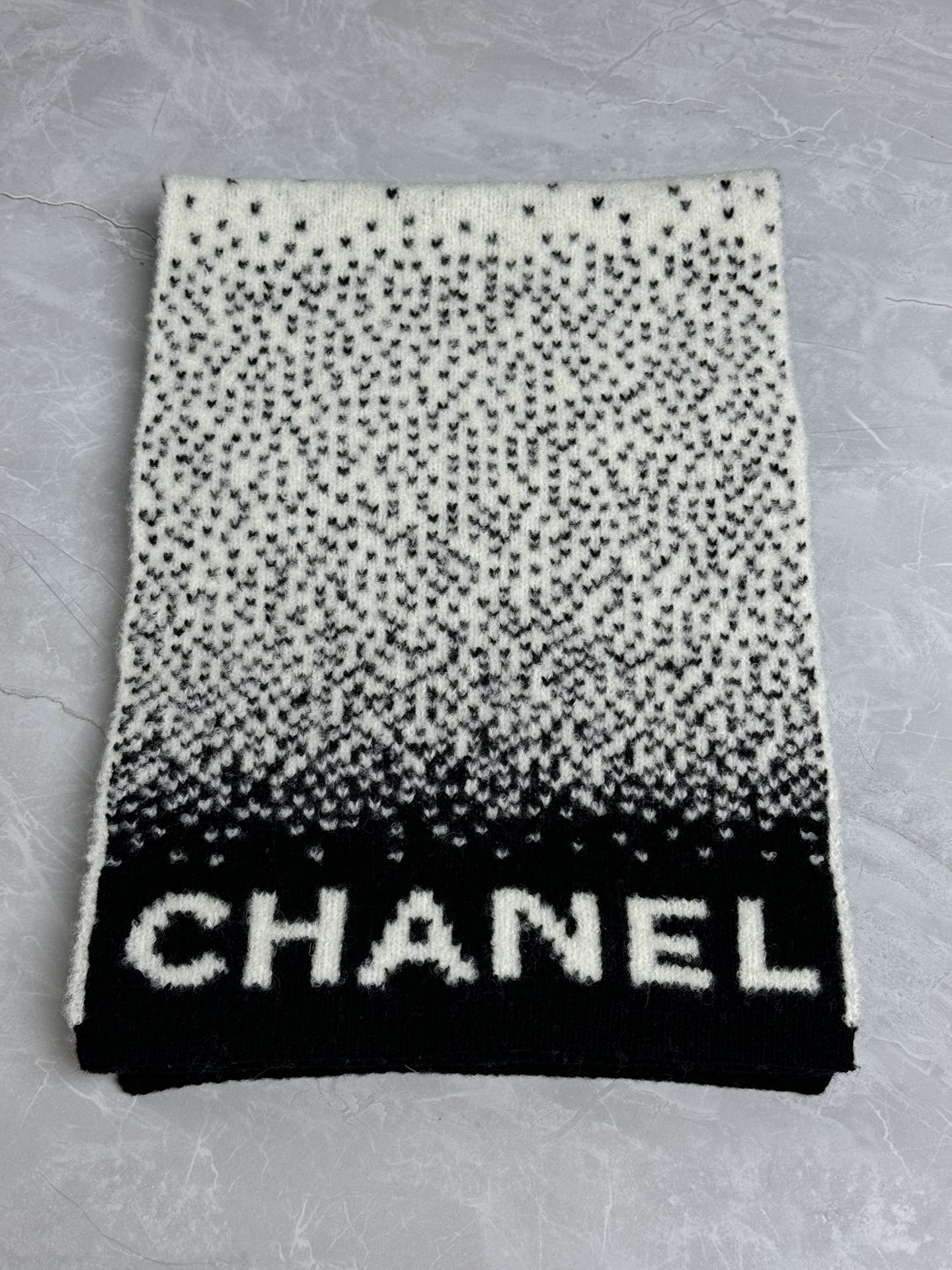 NO:608253,New autumn and winter styles are available. Xiangjia black and white double-sided scarf 2025 ski series. Double-sided design. Black and white letter snowflake dot pattern. Full of luxury. Cashmere and wool blended fabric. Thick and soft. Comfortable and warm. Fashionable and versatile. Concave shape artifact. Must-have in winter. Size 180*32cm,,chanel,alexander wang19860909秋冬新款上新啦 香家黑白双面围巾 2025滑雪系列 双面设计 黑白字母雪花点图案 满满高级感 羊绒羊毛混纺面料 厚实软糯 舒适保暖 时髦百搭 凹造型神器 冬天必备 尺寸180*32cm,,chanel,alexander wang,Women's clothing