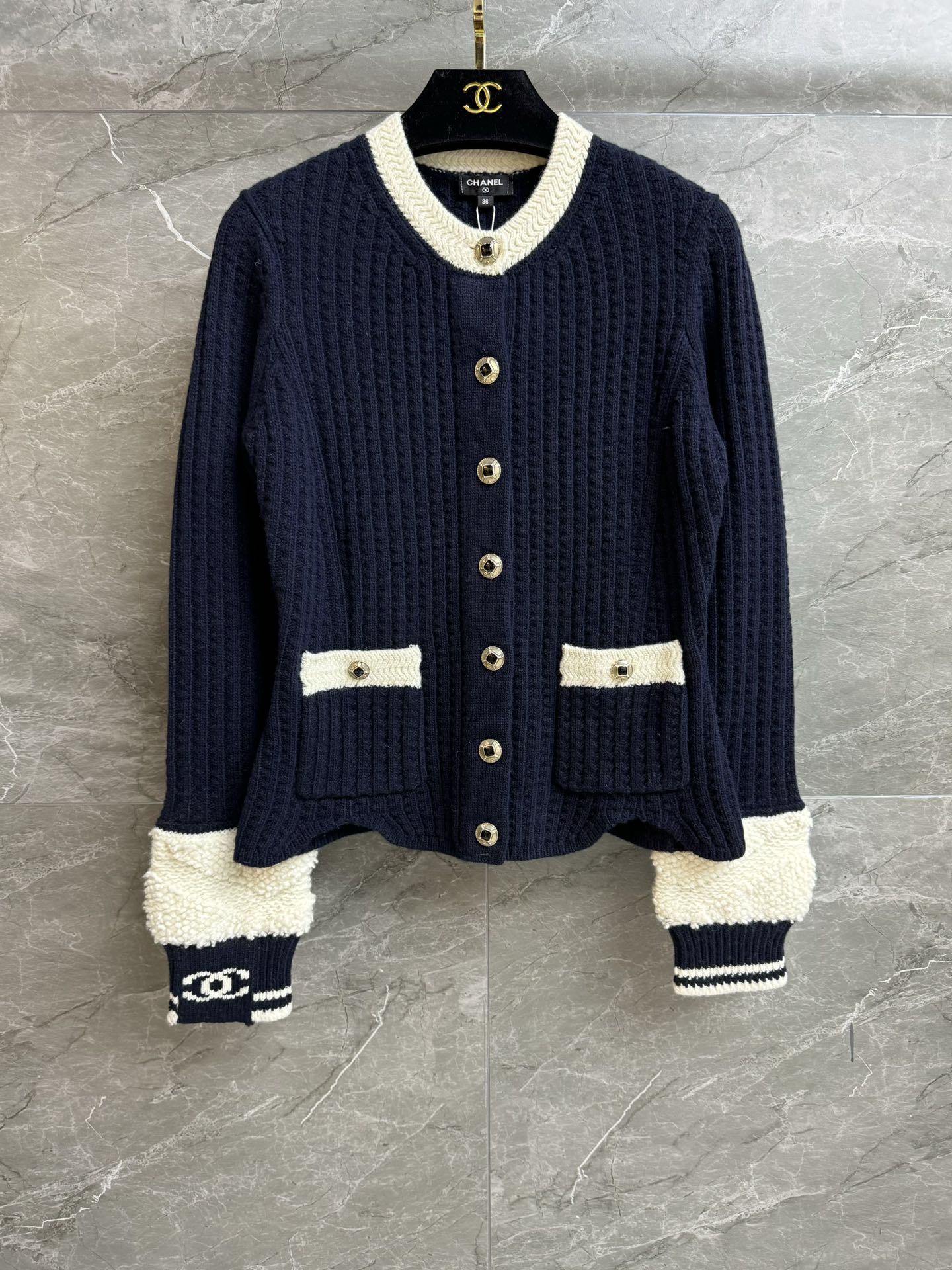 NO:608269,The high version has been shipped. Xiangjia contrast knitted cardigan 2025 ski series. Round neck single-breasted design. Double C pattern decoration on cuffs. Black and white contrast stitching. Fashionable and western style. Wool knitted fabric. Thick and warm. Slim fit. The upper body is slim and elegant. Complete trademarks. Comes with cloth bag. Sizes SML, chanel, alexander wang19860909高版本出货啦 香家撞色针织开衫 2025滑雪系列 圆领单排扣设计 袖口双C图案装饰点缀 黑白撞色拼接 时髦洋气 羊毛针织面料 厚实保暖 修身版型 上身显瘦又气质 商标齐全 配有布袋 尺码SML,,chanel,alexander wang,Women's clothing