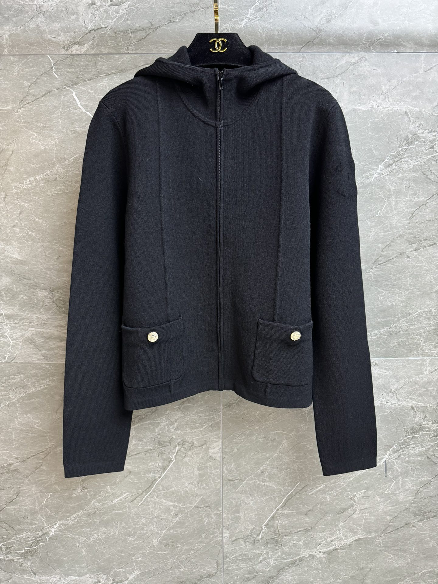 NO:608280,The higher version is shipping!  Xiangjia zippered hooded cardigan 2025 ski series Hooded zipper design Exquisite star logo button decoration Simple and high-end Wool blended fabric Soft, comfortable and warm Normal fit The upper body looks slim and elegant Complete trademarks Equipped with cloth bags Sizes SML,,chanel,hats,alexander wang19860909高版本出货啦！ 香家拉链连帽开衫 2025滑雪系列 连帽拉链设计 精致星星logo纽扣装饰点缀 简约高级 羊毛混纺面料 柔软舒适保暖 正常版型 上身显瘦又气质 商标齐全 配有布袋 尺码SML,,chanel,hats,alexander wang,Women's clothing