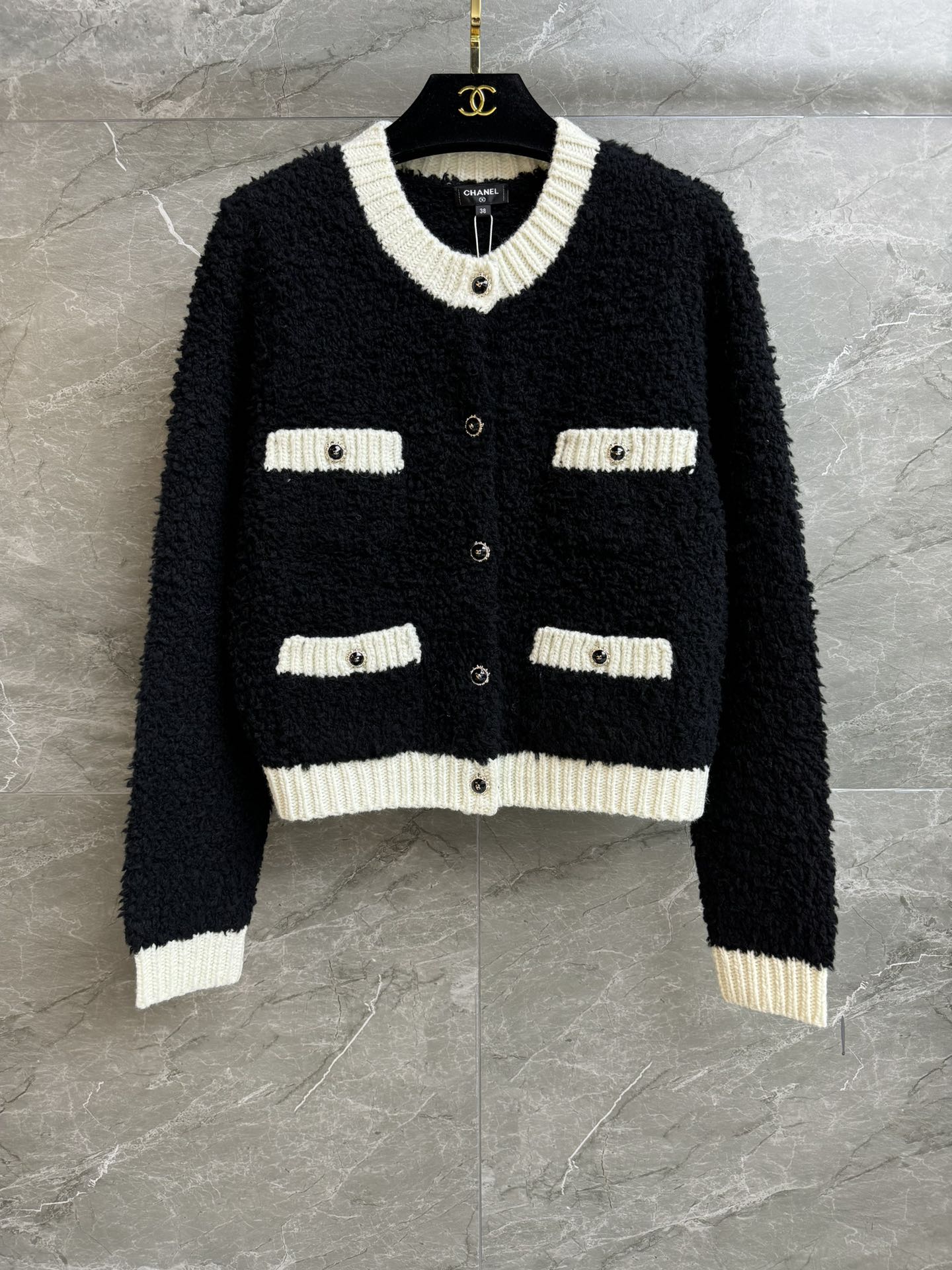 NO:608285,The high version is shipped. Xiangjia black and white color block cardigan 2025 autumn and winter series. Round neck single breasted design. Four pocket decoration. Exquisite logo button embellishment. Black and white color block fashion and high-end. Wool blend fabric. Thick, soft and waxy to keep warm. Short version. The upper body is slim and elegant. Complete trademarks. Comes with cloth bag. Sizes SML, chanel, alexander wang19860909高版本出货啦 香家黑白拼色开衫 2025秋冬系列 圆领单排扣设计 四口袋装饰 精致logo纽扣点缀 黑白拼色时髦高级 羊毛混纺面料 厚实软糯保暖 短款版型 上身显瘦又气质 商标齐全 配有布袋 尺码SML,,chanel,alexander wang,Women's clothing