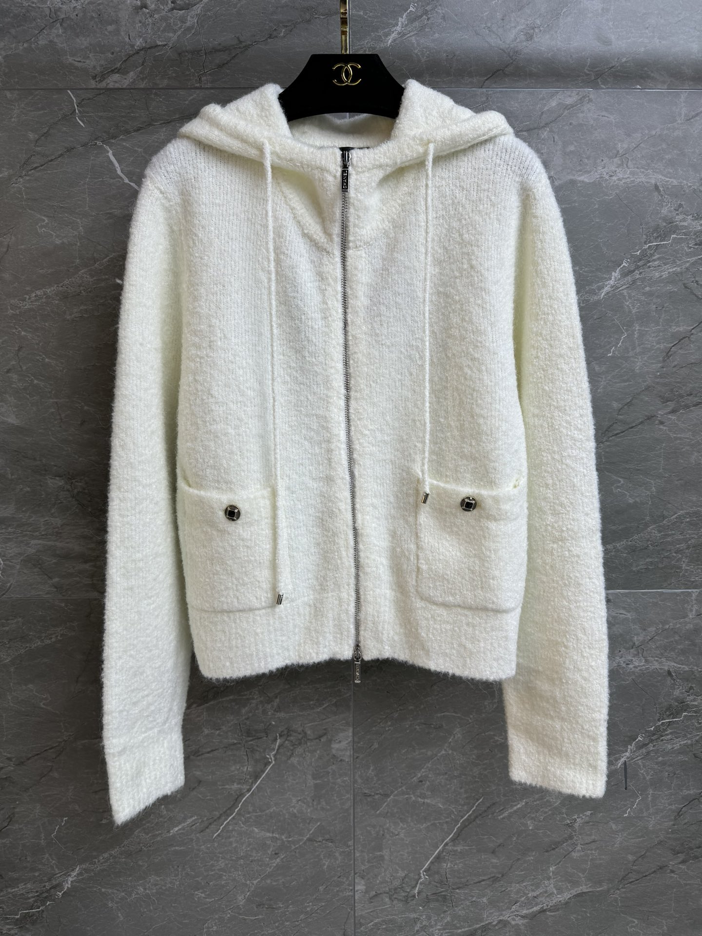 NO:608292,Autumn and winter new models have been shipped. Xiangjia white zipper cardigan 2025 ski series. Hooded zipper design. Back logo jacquard pattern. Casual, simple and advanced. Wool blended fabric. Soft and comfortable. Super texture. Loose fit. The upper body looks slim and elegant. Complete trademarks. Sizes SML, Chanel, Hats, Alexander Wang19860909秋冬新款出货啦 香家白色拉链开衫 2025滑雪系列 连帽拉链设计 后背logo提花图案 休闲简约高级 羊毛混纺面料 软糯舒适 超有质感 宽松版型 上身显瘦又气质 商标齐全 尺码SML,,chanel,hats,alexander wang,Women's clothing