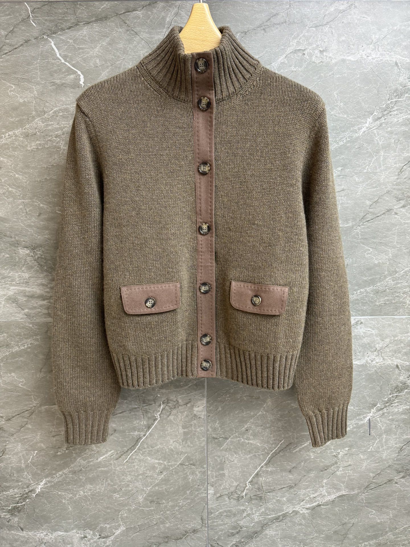 NO:609261,The high version has been shipped. LP suede cashmere cardigan 2025 autumn and winter series. Stand-up collar design to prevent wind and temperature. Suede leather contrast stitching. Retro high-end cashmere knitted fabric. Slim fit. The upper body looks slim and elegant. Complete trademarks. Sizes: smL, loro piana, chamois leather, alexander wang19860909高版本出货啦 LP麂皮羊绒开衫 2025秋冬系列 立领设计防风锁温 绒面皮革撞色拼接 复古高级 羊绒针织面料 修身版型 上身显瘦又气质 商标齐全 尺码smL,,loro piana,chamois leather,alexander wang,Women's clothing