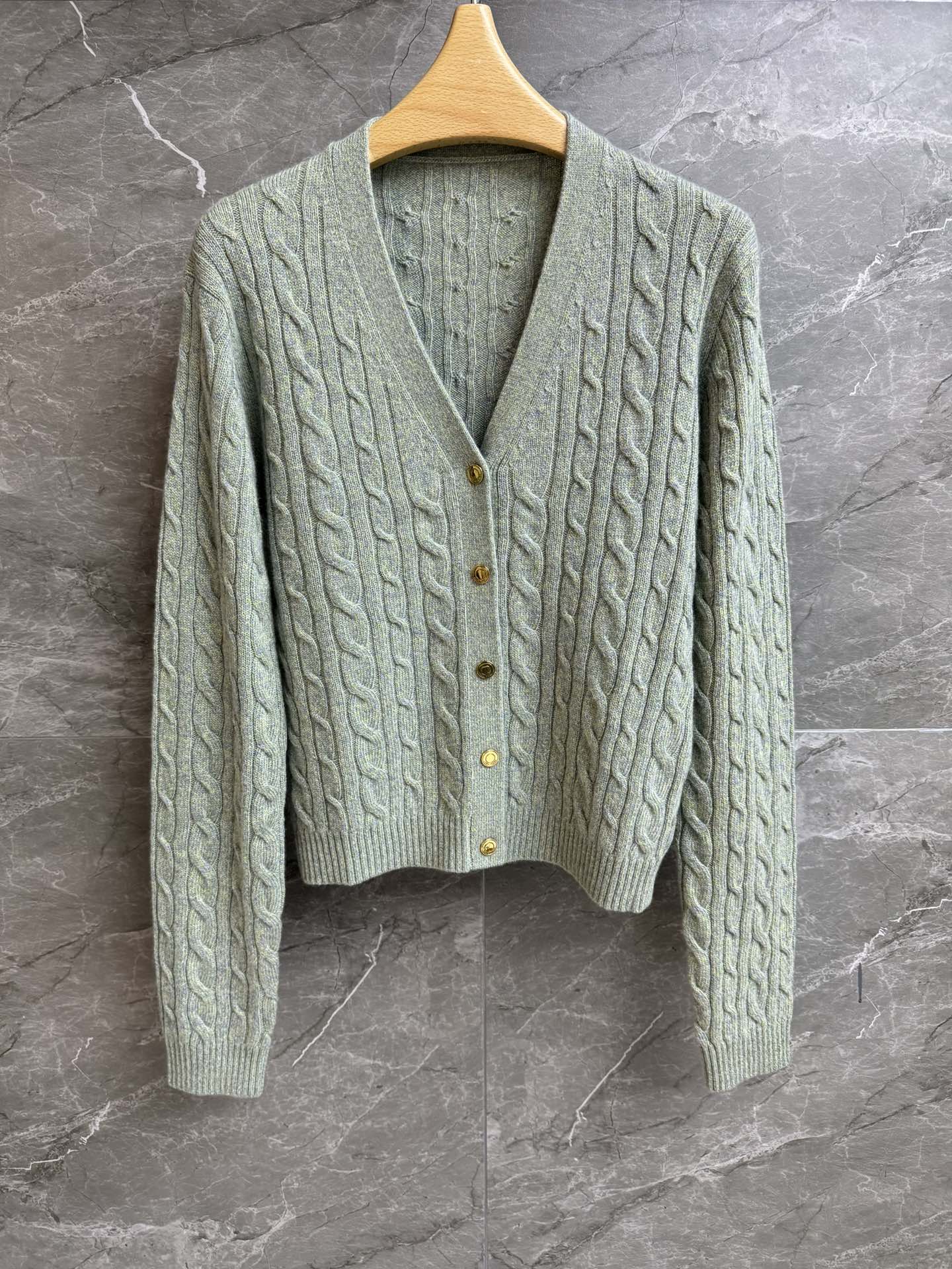 NO:609256,New autumn and winter styles are available, LP green cashmere cardigan, 2025 autumn and winter series, V-neck single-breasted design, retro gold buckle decoration, three-dimensional cable weave texture, fresh and elegant green color scheme, cashmere knitted fabric, soft, comfortable and skin-friendly, normal fit, slim and elegant upper body, complete trademarks, sizes SML, loro piana, alexander wang19860909秋冬新款上新啦 LP绿色羊绒开衫 2025秋冬系列 V领单排扣设计 复古金扣装饰 立体绞花编织纹理 绿色配色清新优雅 羊绒针织面料 柔软舒适亲肤 正常版型 上身显瘦又气质 商标齐全 尺码SML,,loro piana,alexander wang,Women's clothing