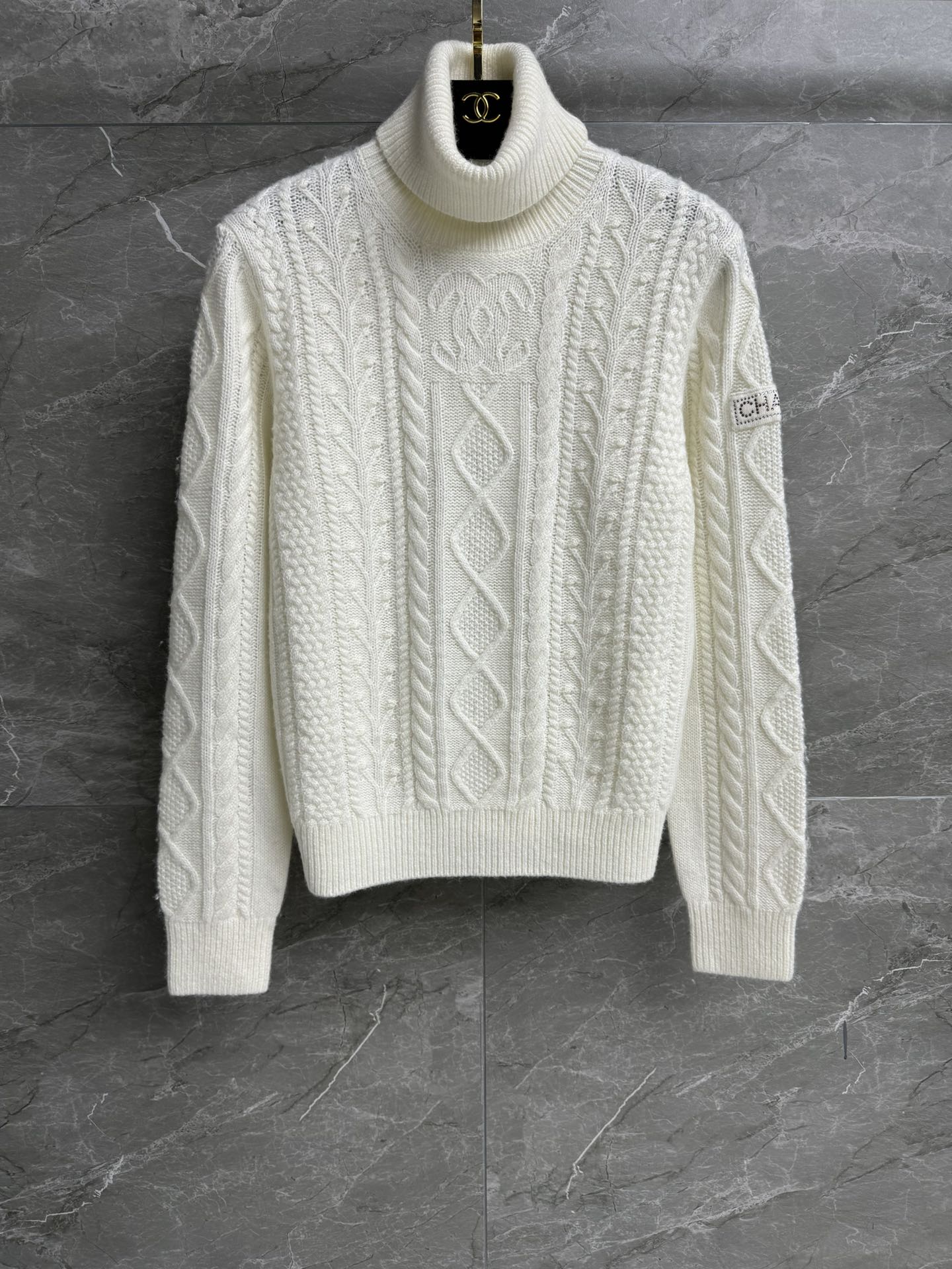 NO:609990,The high version is shipped. Xiangjia turtleneck twist sweater 2025 ski series. High collar neck design. Sleeves with rhinestone logo embellishment. Double C twist braid texture. Gentle and high-end. Cashmere and silk blended fabric. Soft and comfortable. Super texture. Normal fit. Upper body looks slim and elegant. Complete trademarks. Comes with cloth bag. Sizes SML, chanel, sweaters, real silk, alexander wang19860909高版本出货啦 香家高领麻花毛衣 2025滑雪系列 高领领口设计 袖子烫钻logo徽标点缀 双C麻花编织纹理 温柔又高级 羊绒真丝混纺面料 软糯舒适 超有质感 正常版型 上身显瘦又气质 商标齐全 配有布袋 尺码SML,,chanel,sweaters,real silk,alexander wang,Women's clothing