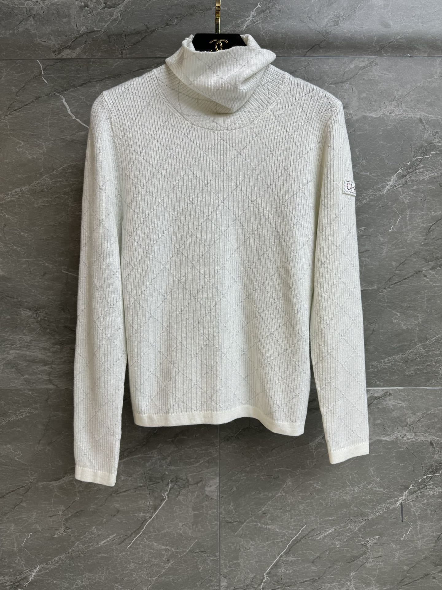 NO:609253,Autumn and winter new models have been shipped. Xiangjia high-neck knitted bottoming shirt 2025 ski series. High-neck neck design. Sleeves are embellished with rhinestone logos. Diamond dark pattern. Full of high-end feel. Wool blended knitted fabric. Comfortable and skin-friendly. Stretch slim fit. The upper body is slim and elegant. Complete trademarks. Sizes SML, Chanel, Alexander Wang19860909秋冬新款出货啦 香家高领针织打底衫 2025滑雪系列 高领领口设计 袖子烫钻logo徽标点缀 菱格暗纹图案 满满高级感 羊毛混纺针织面料 舒适亲肤 弹力修身版型 上身显瘦又气质 商标齐全 尺码SML,,chanel,alexander wang,Women's clothing