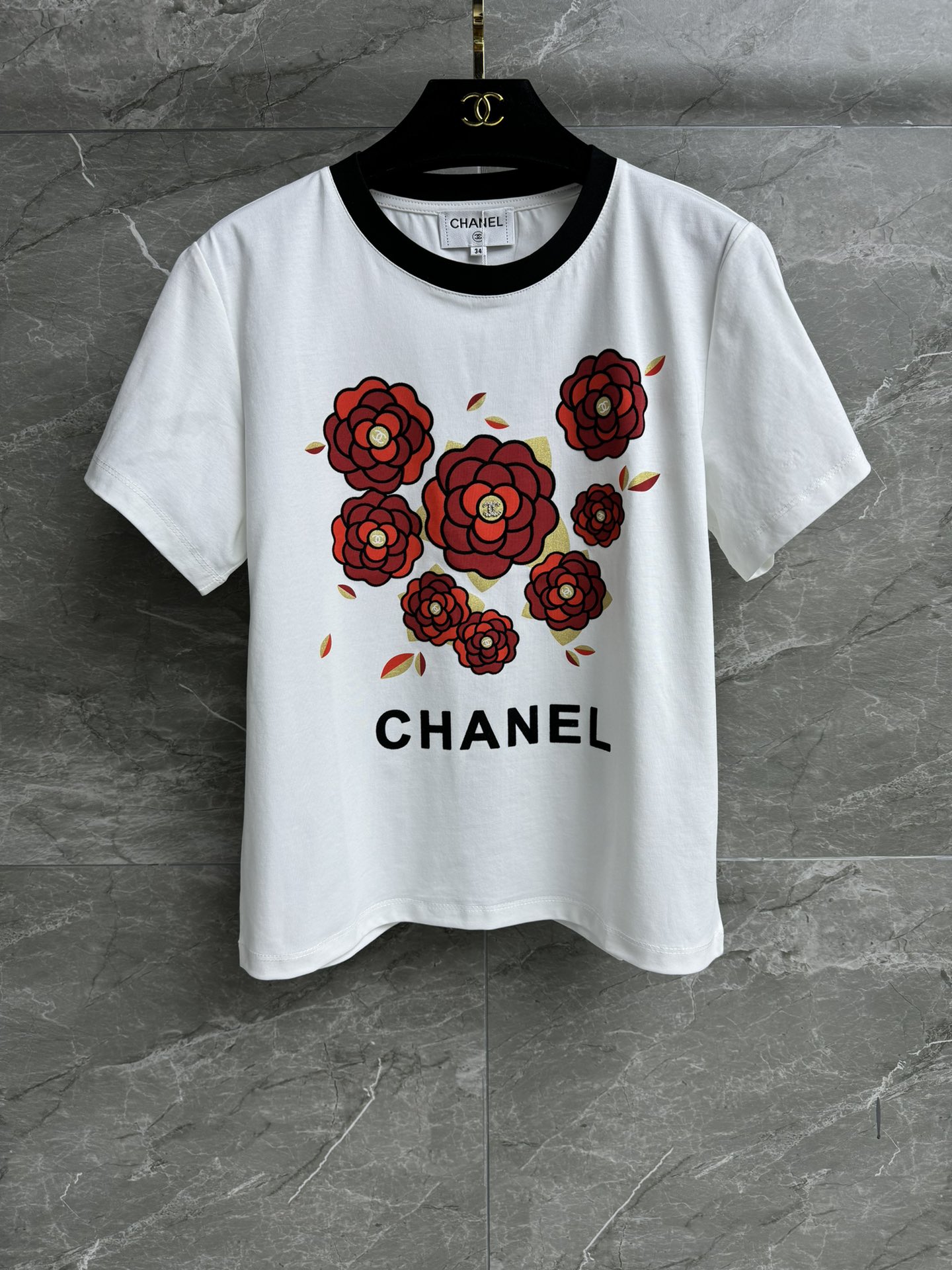 NO:609257,New styles for early spring are available. Xiangjia camellia printed T-shirt 2026 early spring series Round neck contrasting collar Camellia double C printed pattern Fashionable and western color matching Customized pure cotton fabric Comfortable, skin-friendly and breathable Normal fit The upper body looks slim and elegant Complete trademarks Sizes SML, chanel, tees, t-shirt, alexander wang19860909早春新款上新啦 香家山茶花印花T恤 2026早春系列 圆领撞色领口 山茶花双C印花图案 配色时髦洋气 定制纯棉面料 舒适亲肤透气 正常版型 上身显瘦又气质 商标齐全 尺码SML,,chanel,tees，t-shirt,alexander wang,Women's clothing