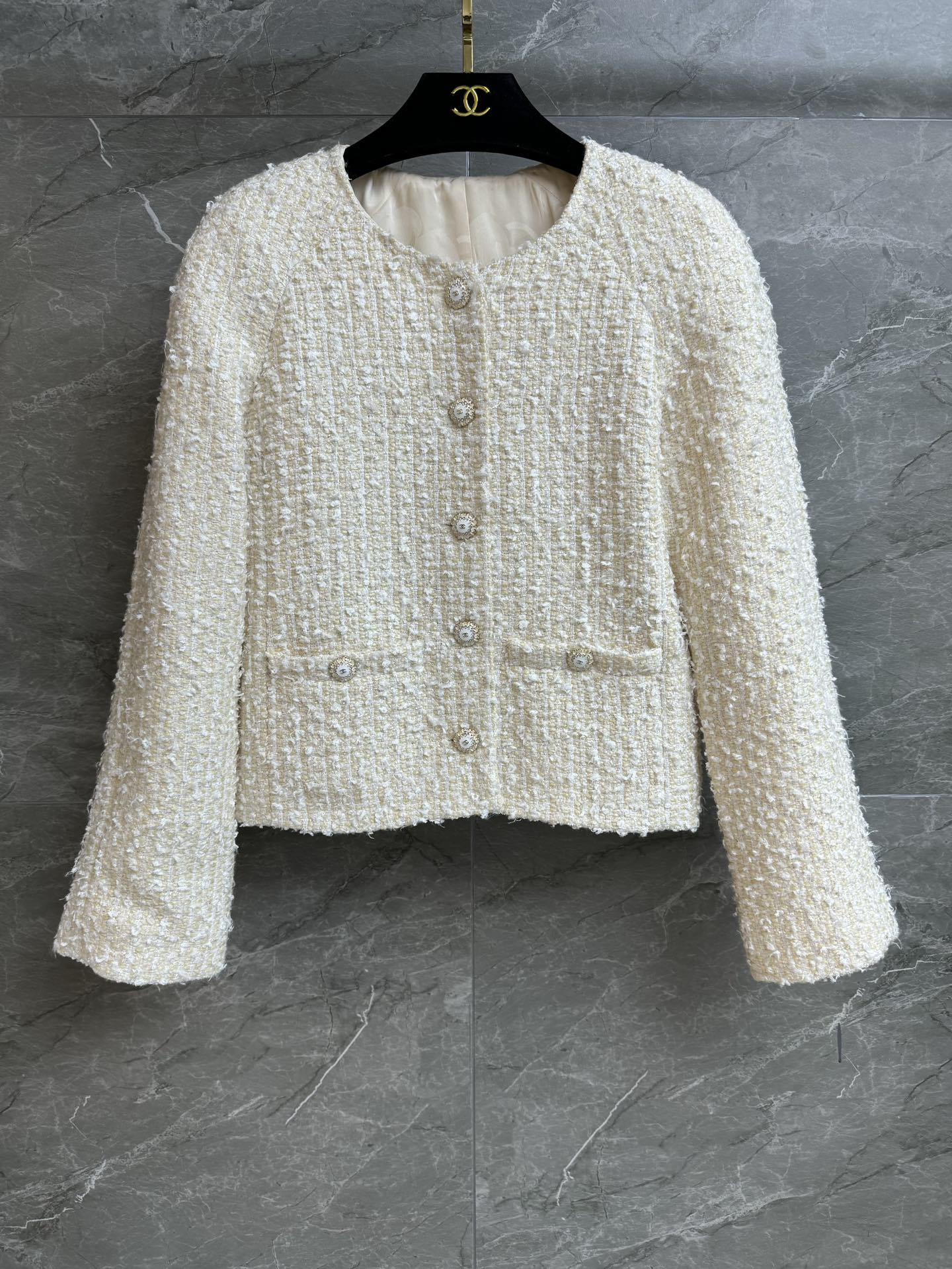 NO:609996,New autumn and winter styles are available!  Xiangjia beige tweed jacket 2025 autumn and winter series Round neck single-breasted design Exquisite flower logo diamond buckle embellishment Beige bright silk tweed weaving Gentle and high-end Customized tweed fabric Silk lining Straight short version The upper body is slim and elegant Complete trademarks Sizes SML, chanel, jackets & coats, real silk, alexander wang19860909秋冬新款上新啦！ 香家米色花呢外套 2025秋冬系列 圆领单排扣设计 精致花朵logo钻扣点缀 米色亮丝花呢编织 温柔高级 定制斜纹软呢面料 真丝里衬 直筒短款版型 上身显瘦又气质 商标齐全 尺码SML,,chanel,jackets & coats,real silk,alexander wang,Women's clothing