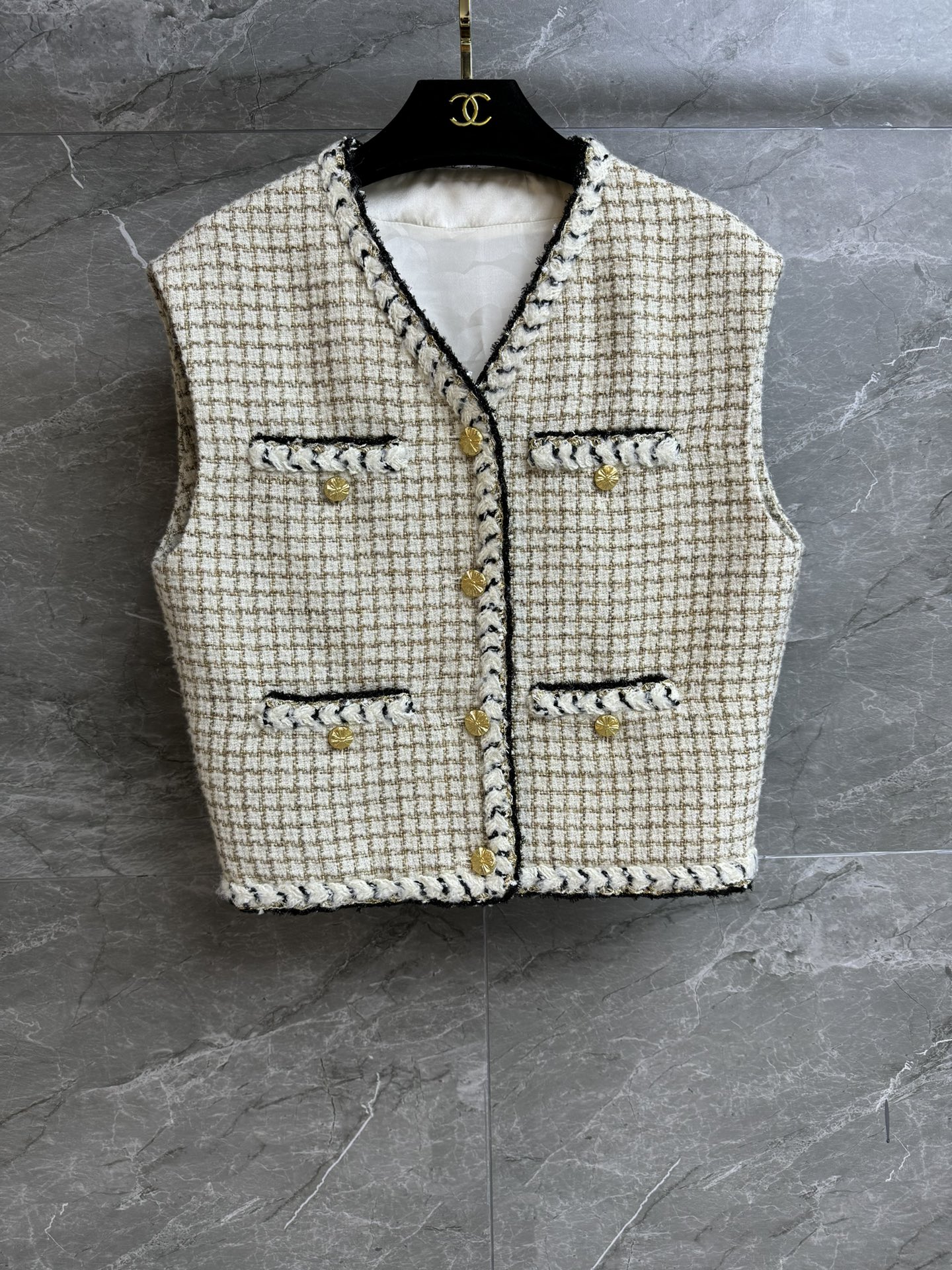 NO:610008,New autumn and winter styles are available!  Xiangjia Plaid Vest 2025 Autumn and Winter Series Temperament V-neck neckline Retro gold buckle decoration Gold thread bright silk woven plaid Exquisite and fashionable high-end Customized wool tweed fabric Silk lining Loose fit The upper body looks slim and elegant Complete trademarks Sizes SML, chanel, real silk, alexander wang19860909秋冬新款上新啦！ 香家格子花呢马甲 2025秋冬系列 气质V领领口 复古金扣装饰点缀 金线亮丝编织格纹 精致时髦高级 定制羊毛粗花呢面料 真丝里衬 宽松版型 上身显瘦又气质 商标齐全 尺码SML,,chanel,real silk,alexander wang,Women's clothing