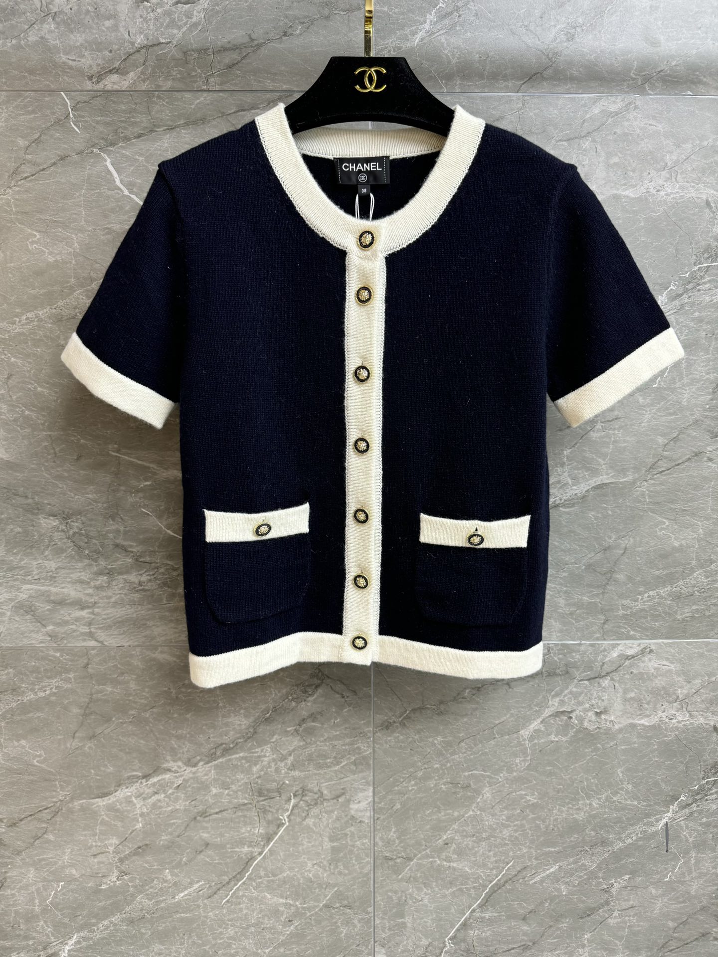 NO:610020,The new style for early spring is new. Xiangjia color-blocked short-sleeved cardigan 2026 early spring series. Round neck single-breasted design. Exquisite button decoration. Blue and white contrast stitching. Full of high-end feel. Customized knitted fabric. Comfortable and skin-friendly. Normal fit. The upper body looks slim and elegant. Complete trademarks. Comes with cloth bag. Sizes SML, chanel, T-shirt, alexander wang19860909早春新款上新啦 香家拼色短袖开衫 2026早春系列 圆领单排扣设计 精致纽扣装饰点缀 蓝白撞色拼接 满满高级感 定制针织面料 舒适亲肤 正常版型 上身显瘦又气质 商标齐全 配有布袋 尺码SML,,chanel,T-shirt,alexander wang,Women's clothing