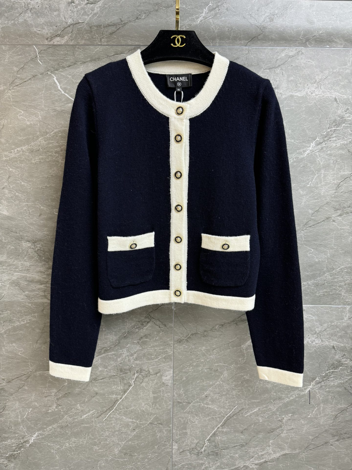 NO:610752,New styles for early spring are available. Xiangjia blue and white color block cardigan 2026 early spring series. Round neck single-breasted design. Exquisite button decoration. Blue and white contrast stitching. Full of high-end feel. Customized knitted fabric. Comfortable and skin-friendly. Short version. The upper body is slim and elegant. Complete trademarks. Comes with cloth bag. Sizes SML, Chanel, Alexander Wang19860909早春新款上新啦 香家蓝白拼色开衫 2026早春系列 圆领单排扣设计 精致纽扣装饰点缀 蓝白撞色拼接 满满高级感 定制针织面料 舒适亲肤 短款版型 上身显瘦又气质 商标齐全 配有布袋 尺码SML,,chanel,alexander wang,Women's clothing