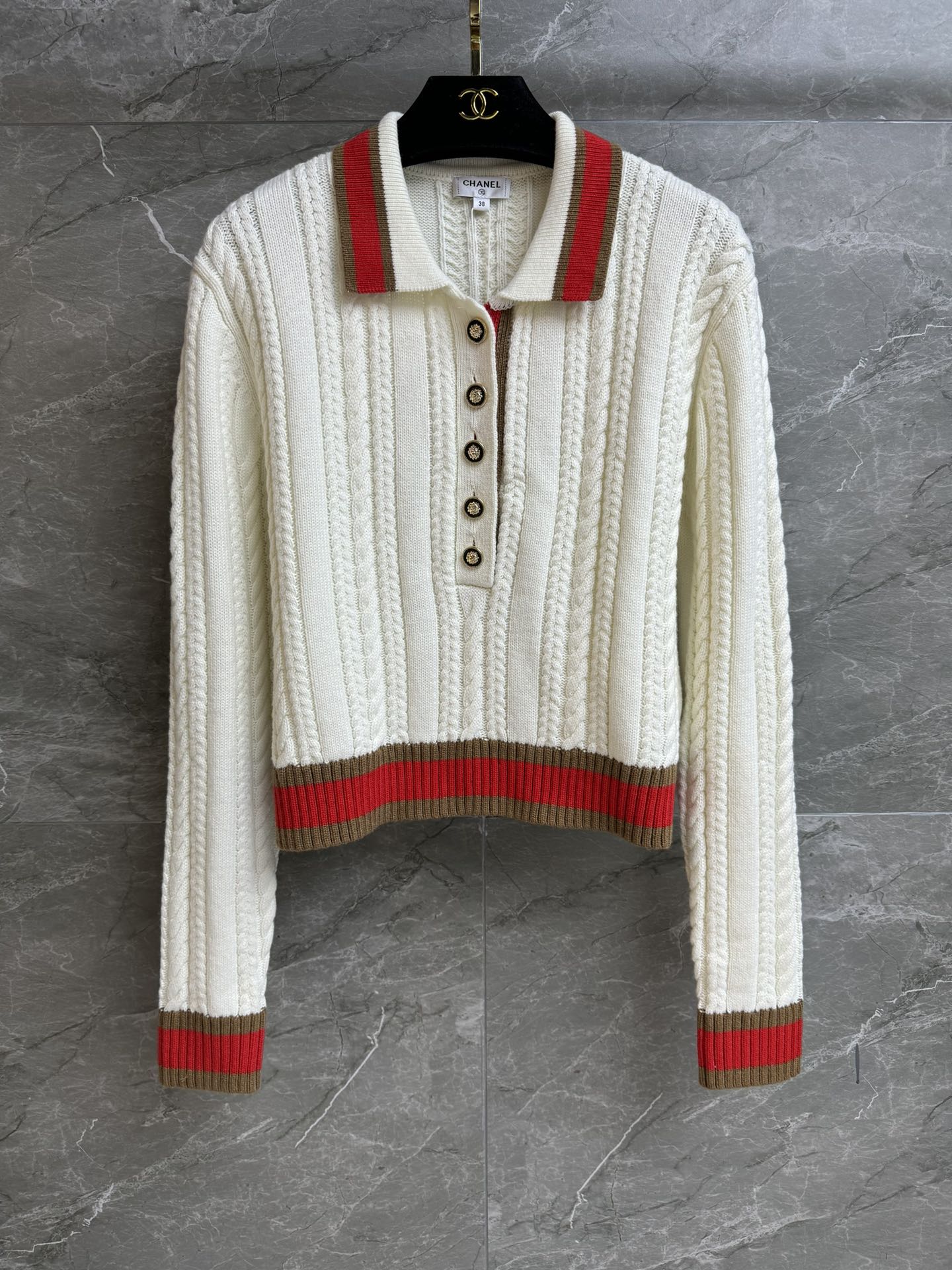 NO:610764,New styles for early spring are available. Xiangjia Contrast Twist Sweater 2026 Early Spring Vacation Series Classic polo collar design Contrast stripes are fashionable and eye-catching Twist woven texture Age-reducing college style Customized knitted fabric Comfortable and skin-friendly Normal fit The upper body is slim and versatile Complete trademarks Sizes SML, chanel, sweaters, alexander wang19860909早春新款上新啦 香家撞色麻花毛衣 2026早春度假系列 经典polo领设计 撞色条纹时髦吸睛 麻花编织纹理 减龄学院风 定制针织面料 舒适亲肤 正常版型 上身显瘦又百搭 商标齐全 尺码SML,,chanel,sweaters,alexander wang,Women's clothing