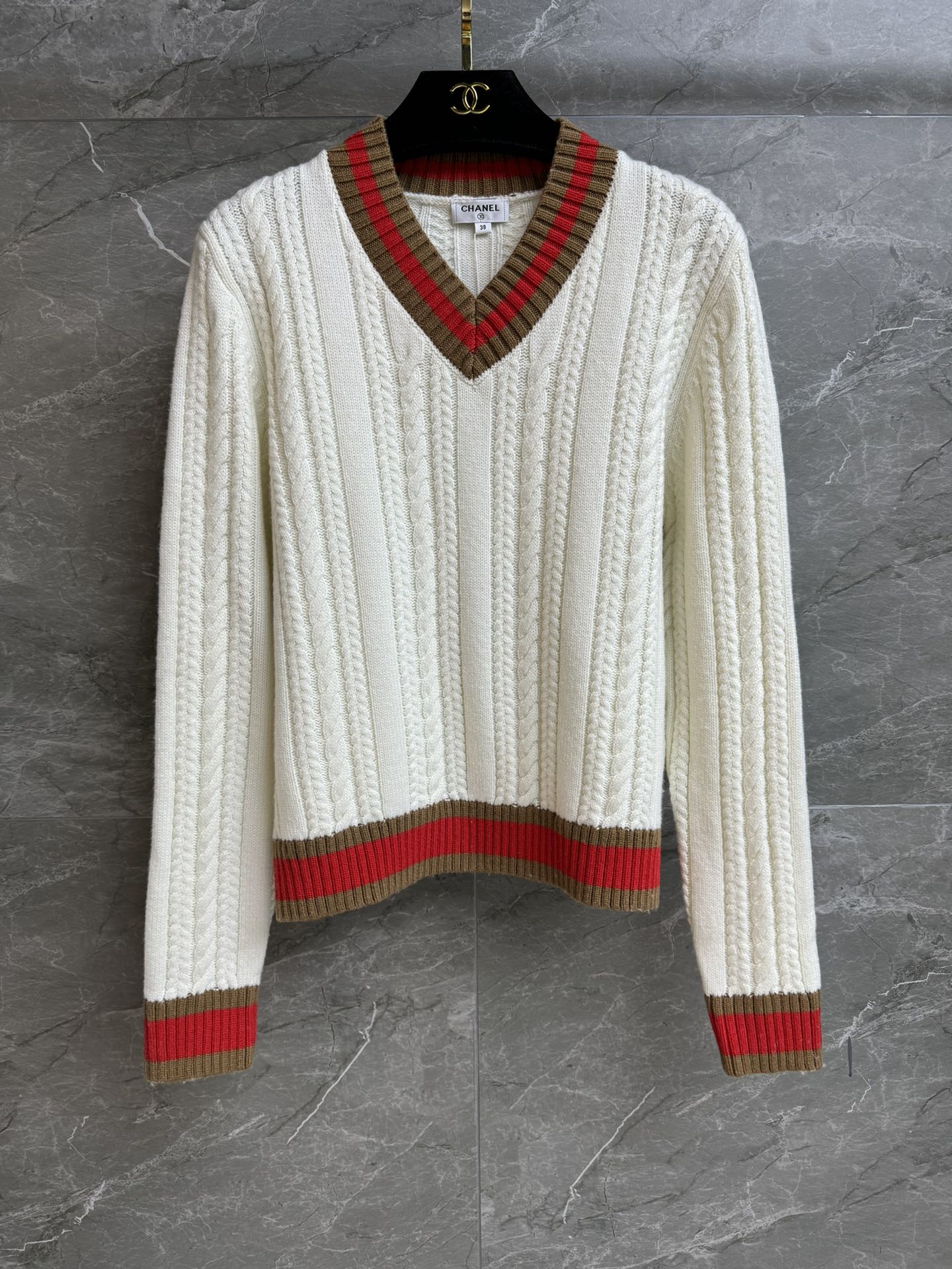 NO:610770,New styles for early spring are available. Xiangjia V-neck twist sweater 2026 early spring vacation series. Temperament V-neck collar. Contrast stripe splicing design. Twist knitting texture. Age-reducing college style. Customized knitted fabric. Comfortable and skin-friendly. Loose fit. The upper body looks slim and elegant. Complete trademarks. Sizes SML, chanel, sweaters, alexander wang19860909早春新款上新啦 香家V领麻花毛衣 2026早春度假系列 气质V领领口 撞色条纹拼接设计 麻花编织纹理 减龄学院风 定制针织面料 舒适亲肤 宽松版型 上身显瘦又气质 商标齐全 尺码SML,,chanel,sweaters,alexander wang,Women's clothing