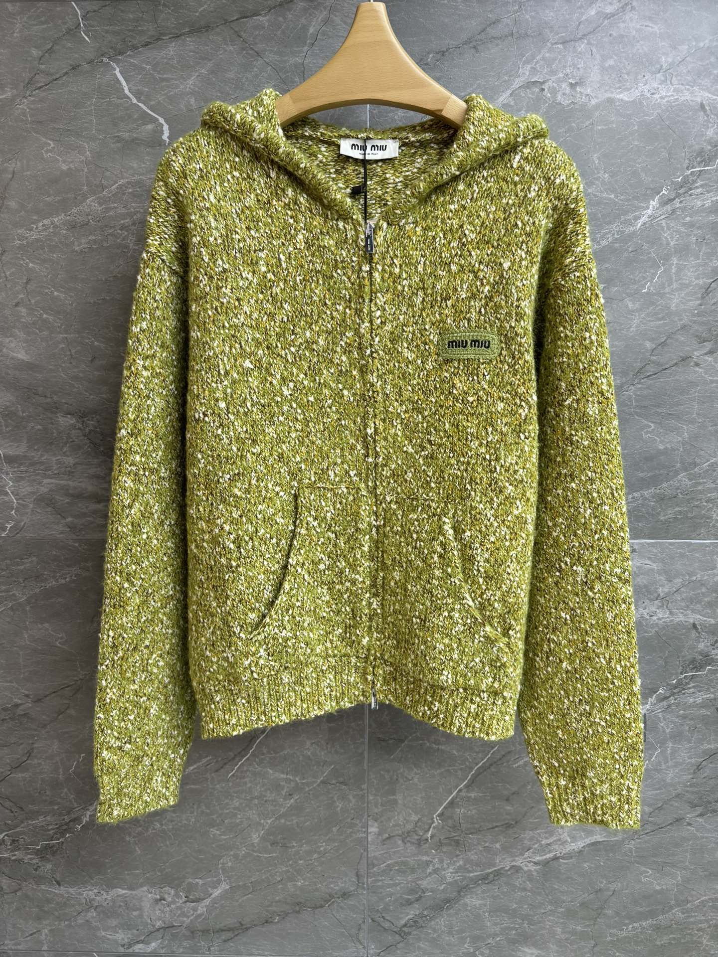 NO:611610,The new autumn and winter models are on sale. Miu mixed color hooded cardigan 2025 autumn and winter series. Hooded zipper design. Letter embroidery logo embellishment. Thick needle color sand mixed color. The color is fashionable and western. Wool knitted fabric. Soft and comfortable. Loose fit. The upper body is slim and versatile. Complete trademarks. Sizes SML,,miumiu,hats,alexander wang19860909秋冬新款出货啦 Miu混色连帽开衫 2025秋冬系列 连帽拉链设计 字母刺绣徽标点缀 粗针彩砂混色 配色时髦洋气 羊毛针织面料 柔软舒适 宽松版型 上身显瘦又百搭 商标齐全 尺码SML,,miumiu,hats,alexander wang,Women's clothing