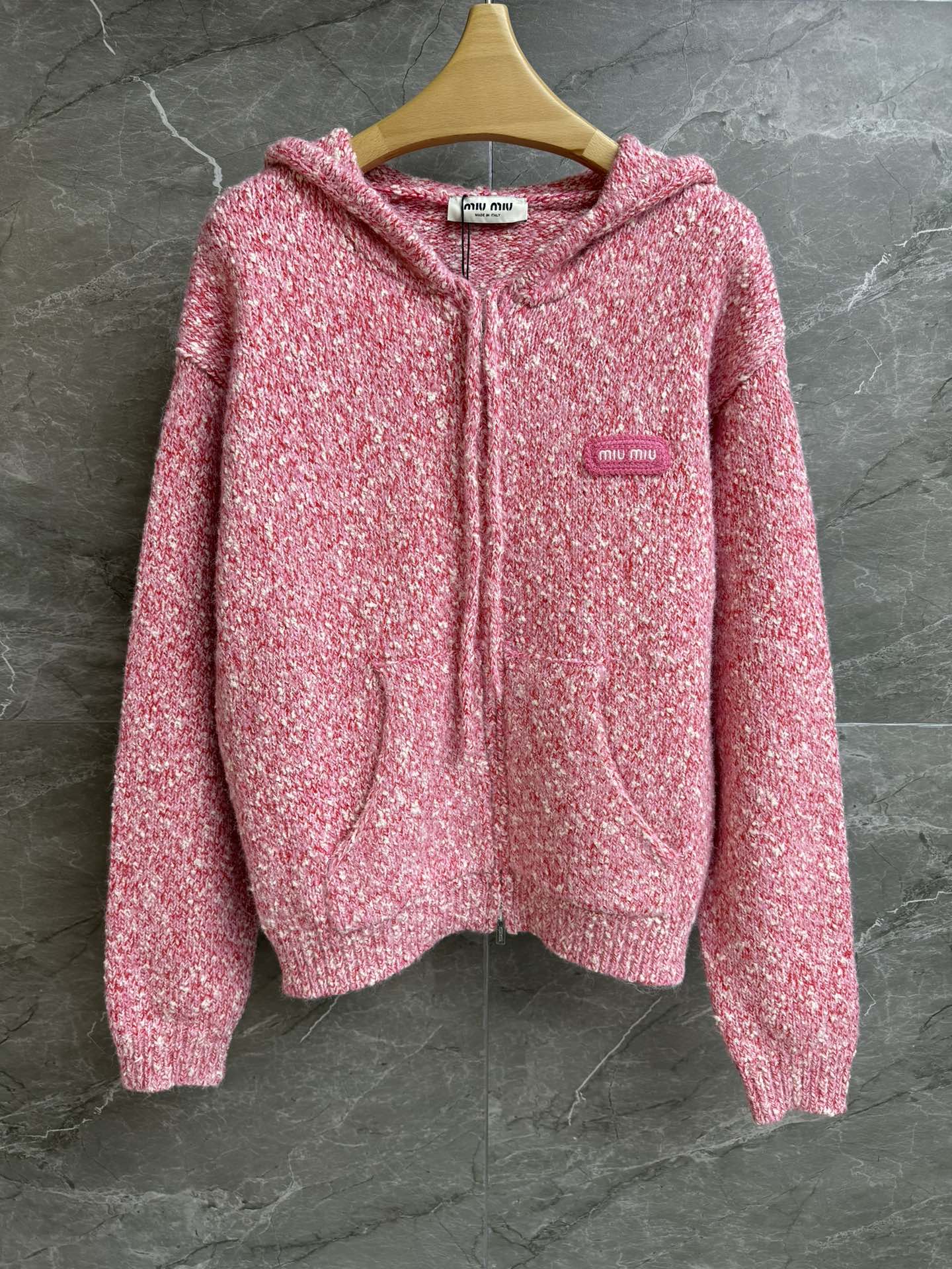 NO:611620,The new autumn and winter models are on sale. Miu mixed color hooded cardigan 2025 autumn and winter series. Hooded zipper design. Letter embroidery logo embellishment. Thick needle color sand mixed color. The color is fashionable and western. Wool knitted fabric. Soft and comfortable. Loose fit. The upper body is slim and versatile. Complete trademarks. Sizes SML,,miumiu,hats,alexander wang19860909秋冬新款出货啦 Miu混色连帽开衫 2025秋冬系列 连帽拉链设计 字母刺绣徽标点缀 粗针彩砂混色 配色时髦洋气 羊毛针织面料 柔软舒适 宽松版型 上身显瘦又百搭 商标齐全 尺码SML,,miumiu,hats,alexander wang,Women's clothing