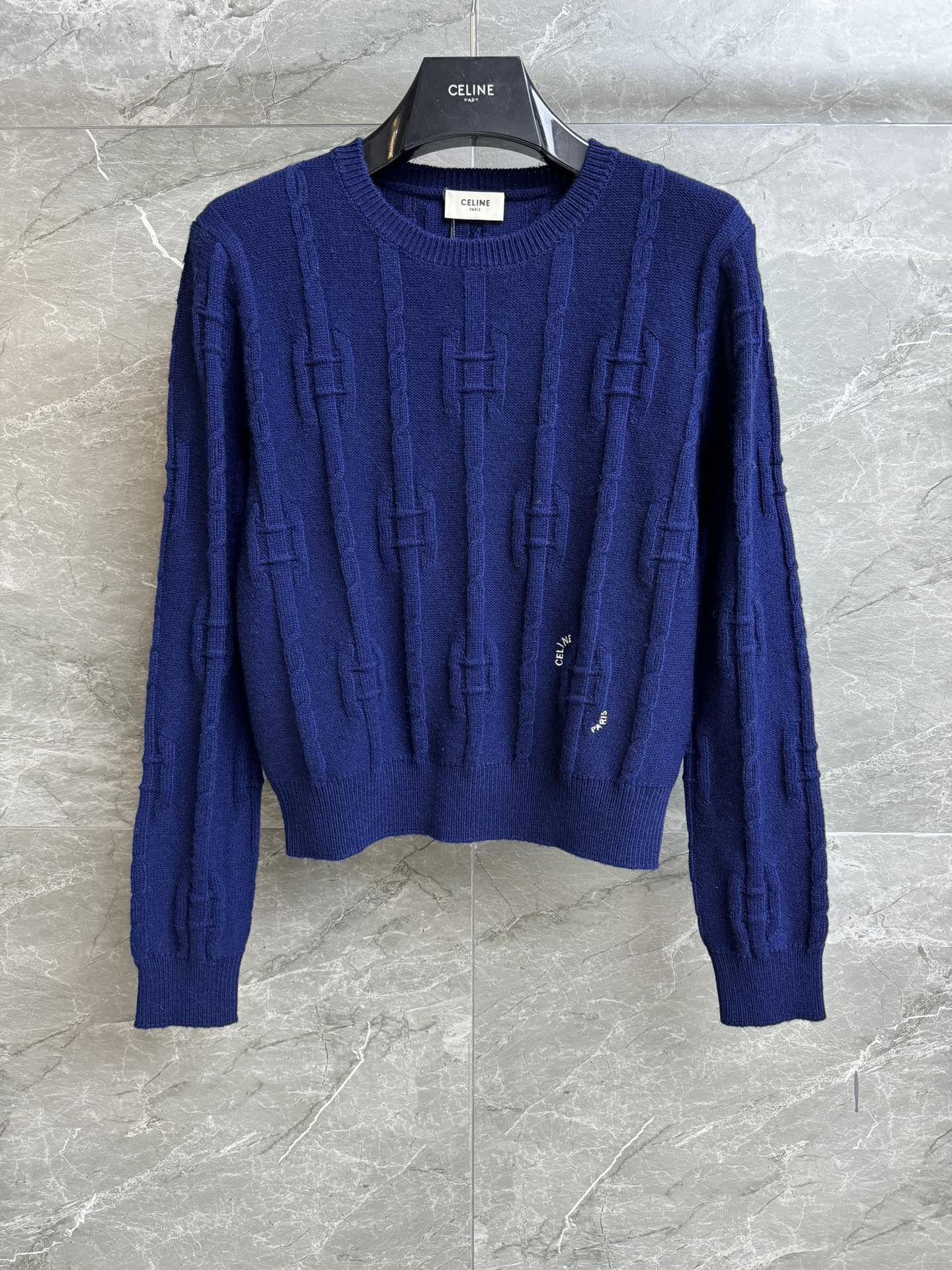 NO:611601,The new style for early spring is new. CL three-dimensional pattern sweater. 2026 early spring series. Round ribbed neckline. Three-dimensional pattern jacquard. Letter embroidery pattern embellishment. Fashionable and high-end. Wool knitted fabric. Soft and comfortable. Slim fit. The upper body looks slim and elegant. Complete trademarks. Sizes: smL,,sweaters,alexander wang19860909早春新款上新啦 CL立体花纹毛衣 2026早春系列 圆领罗纹领口 立体花纹提花 字母刺绣图案点缀 时髦高级 羊毛针织面料 柔软舒适 修身版型 上身显瘦又气质 商标齐全 尺码smL,,sweaters,alexander wang,Women's clothing