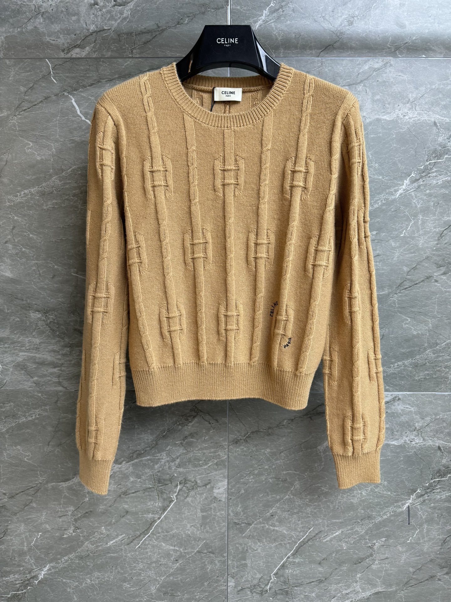 NO:611611,The new style for early spring is new. CL three-dimensional pattern sweater. 2026 early spring series. Round ribbed neckline. Three-dimensional pattern jacquard. Letter embroidery pattern embellishment. Fashionable and high-end. Wool knitted fabric. Soft and comfortable. Slim fit. The upper body looks slim and elegant. Complete trademarks. Sizes: smL,,sweaters,alexander wang19860909早春新款上新啦 CL立体花纹毛衣 2026早春系列 圆领罗纹领口 立体花纹提花 字母刺绣图案点缀 时髦高级 羊毛针织面料 柔软舒适 修身版型 上身显瘦又气质 商标齐全 尺码smL,,sweaters,alexander wang,Women's clothing