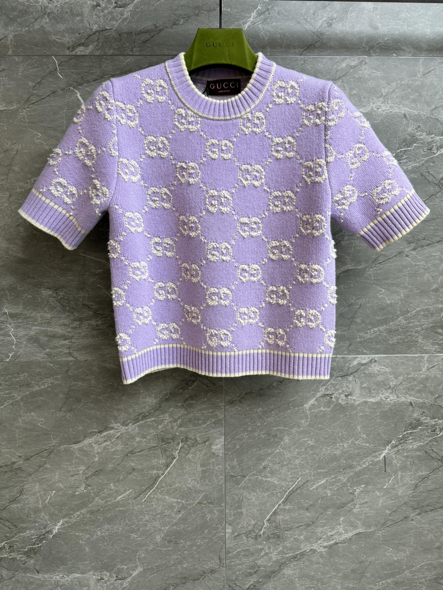 NO:611626,The high version has been shipped. G family velvet jacquard short sleeves 2025 autumn and winter series. Round ribbed neckline. Classic GG velvet jacquard pattern. New colors of forest green and light purple. Wool knitted fabric. Soft, thick and textured. Normal fit. The upper body is slim and elegant. Complete trademarks. Sizes SMLxL, T-shirt, alexander wang19860909高版本出货啦 Ｇ家结子绒提花短袖 2025秋冬系列 圆领罗纹领口 经典GG结子绒提花图案 森林绿和浅紫新配色 羊毛针织面料 柔软厚实有质感 正常版型 上身显瘦又气质 商标齐全 尺码SMLxL,,T-shirt,alexander wang,Women's clothing