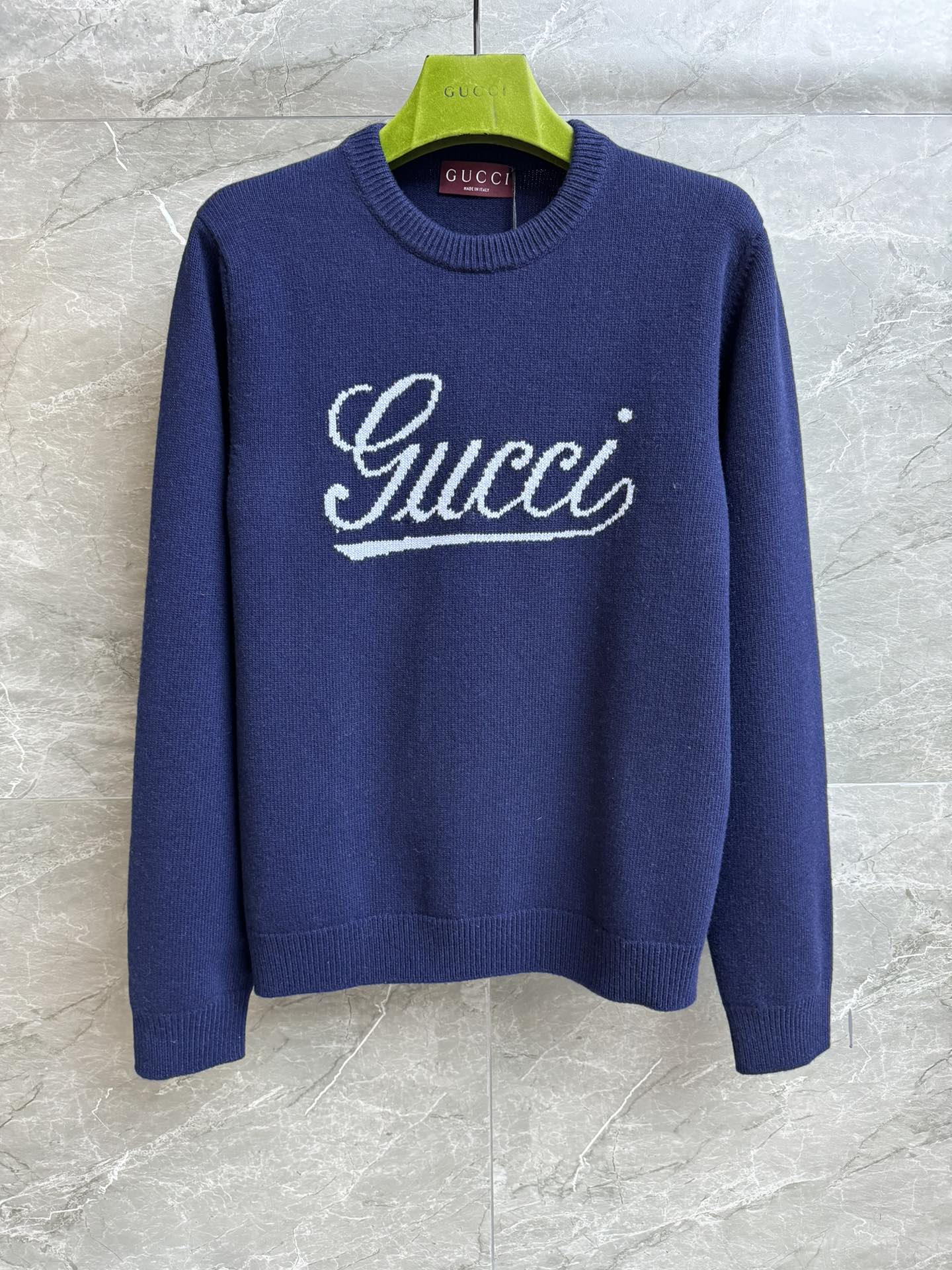 NO:624348,New autumn and winter new styles are available. G family dark blue wool sweater 2025 autumn and winter series. Round ribbed neckline. Handwritten letter logo jacquard pattern. Simple, fashionable and high-end. Wool knitted fabric. Soft and comfortable. Loose fit. Can be worn by any person. Same style for men and women. Complete trademarks. Sizes SMLxL, gucci, sweaters, alexander wang19860909秋冬新款上新啦 G家深蓝色羊毛毛衣 2025秋冬系列 圆领罗纹领口 手写字母logo提花图案 简约时髦高级 羊毛针织面料 软糯舒适 宽松版型 不挑人穿 男女同款 商标齐全 尺码SMLxL,,gucci,sweaters,alexander wang,Women's clothing