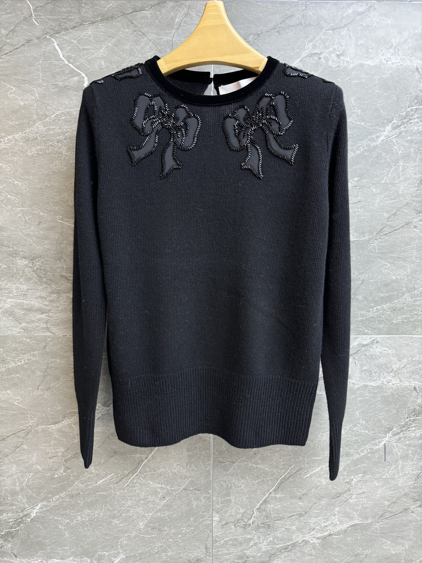 NO:611631,New autumn and winter styles are available. Valentino beaded sweater 2025 autumn and winter series. Round neck velvet trim design. Beaded bow embellished with embroidery. Exquisite, fashionable and high-end. Wool knitted fabric. Comfortable and skin-friendly. Normal fit. The upper body looks slim and elegant. Complete trademarks. Sizes SML, valentino, sweaters, alexander wang19860909秋冬新款上新啦 华伦天奴钉珠毛衣 2025秋冬系列 圆领丝绒镶边设计 钉珠蝴蝶结镶刺绣点缀 精致时髦高级 羊毛针织面料 舒适亲肤 正常版型 上身显瘦又气质 商标齐全 尺码SML,,valentino,sweaters,alexander wang,Women's clothing