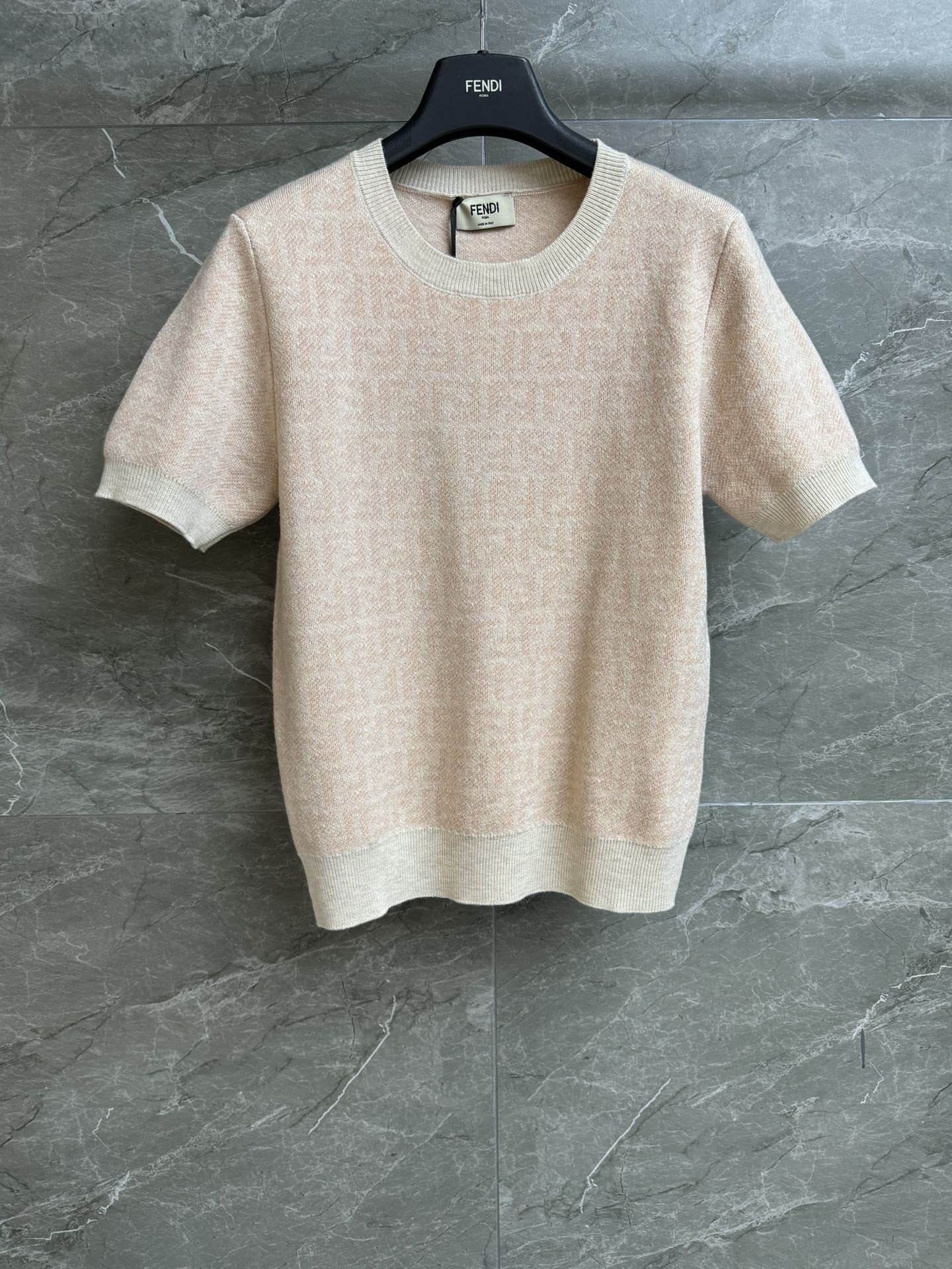 NO:621757,Early spring new style is on sale. FD pink knitted short sleeves. 2026 early spring series. Round ribbed neckline. Pink FF jacquard pattern. Stylish color matching to reduce age. Full of high-end feel. Wool blended knitted fabric. Comfortable and breathable. Slim fit. The upper body is slim and elegant. Complete trademarks. Sizes: sml, T-shirt, alexander wang19860909早春新款出货啦 FD粉色针织短袖 2026早春系列 圆领罗纹领口 粉色FF提花图案 配色时髦减龄 高级感十足 羊毛混纺针织面料 舒适透气 修身版型 上身显瘦又气质 商标齐全 尺码sml,,T-shirt,alexander wang,Women's clothing