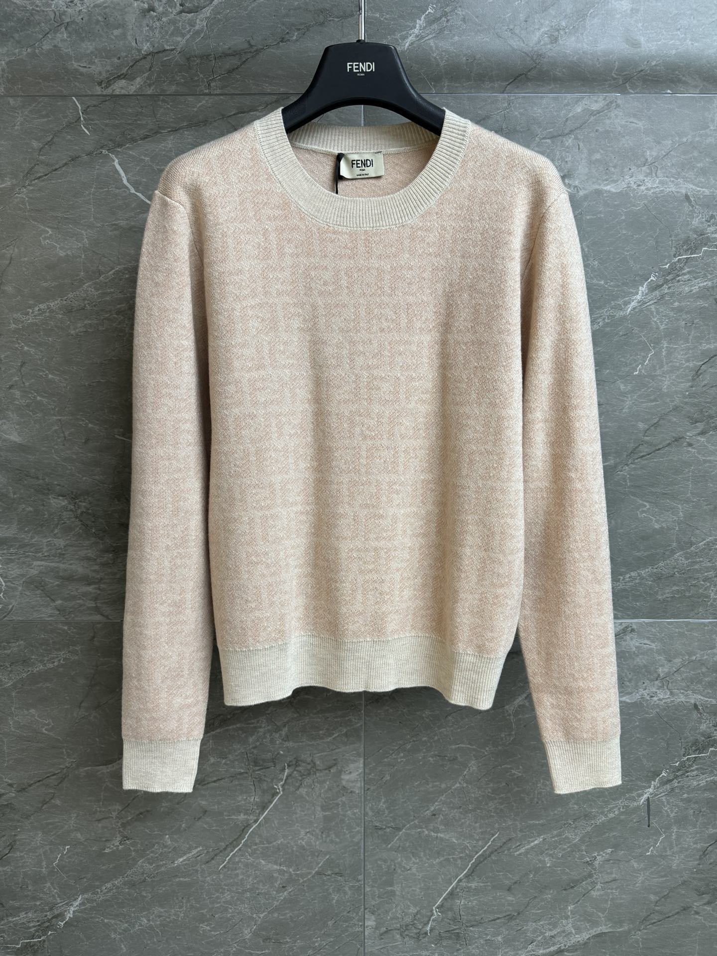 NO:621753,New model for early spring has been shipped. FD pink knitted sweater 2026 early spring series. Round ribbed neckline. Pink FF jacquard pattern. Fashionable color matching to reduce age. Full of high-end feel. Wool blended knitted fabric. Comfortable and breathable. Normal fit. The upper body is slim and versatile. Complete trademarks. Sizes: sml,,sweaters,alexander wang19860909早春新款出货啦 FD粉色针织毛衣 2026早春系列 圆领罗纹领口 粉色FF提花图案 配色时髦减龄 高级感十足 羊毛混纺针织面料 舒适透气 正常版型 上身显瘦又百搭 商标齐全 尺码sml,,sweaters,alexander wang,Women's clothing