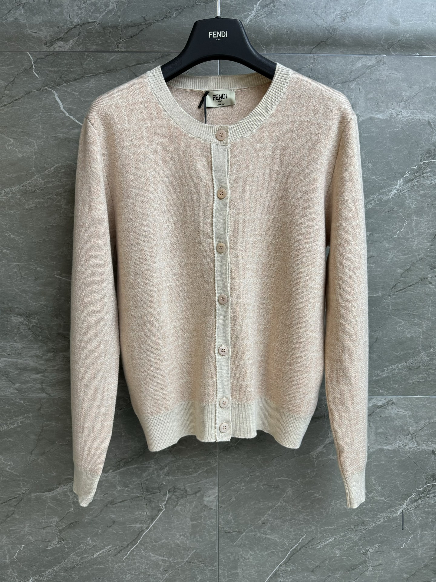 NO:621755,The new model for early spring has been shipped. FD pink knitted cardigan 2026 early spring series. Round neck single-breasted design. Pink FF jacquard pattern. Fashionable color matching to reduce age. Full of high-end feel. Wool blended knitted fabric. Comfortable and breathable. Normal fit. The upper body is slim and versatile. Complete trademarks. Sizes: sml, alexander wang19860909早春新款出货啦 FD粉色针织开衫 2026早春系列 圆领单排扣设计 粉色FF提花图案 配色时髦减龄 高级感十足 羊毛混纺针织面料 舒适透气 正常版型 上身显瘦又百搭 商标齐全 尺码sml,,alexander wang,Women's clothing