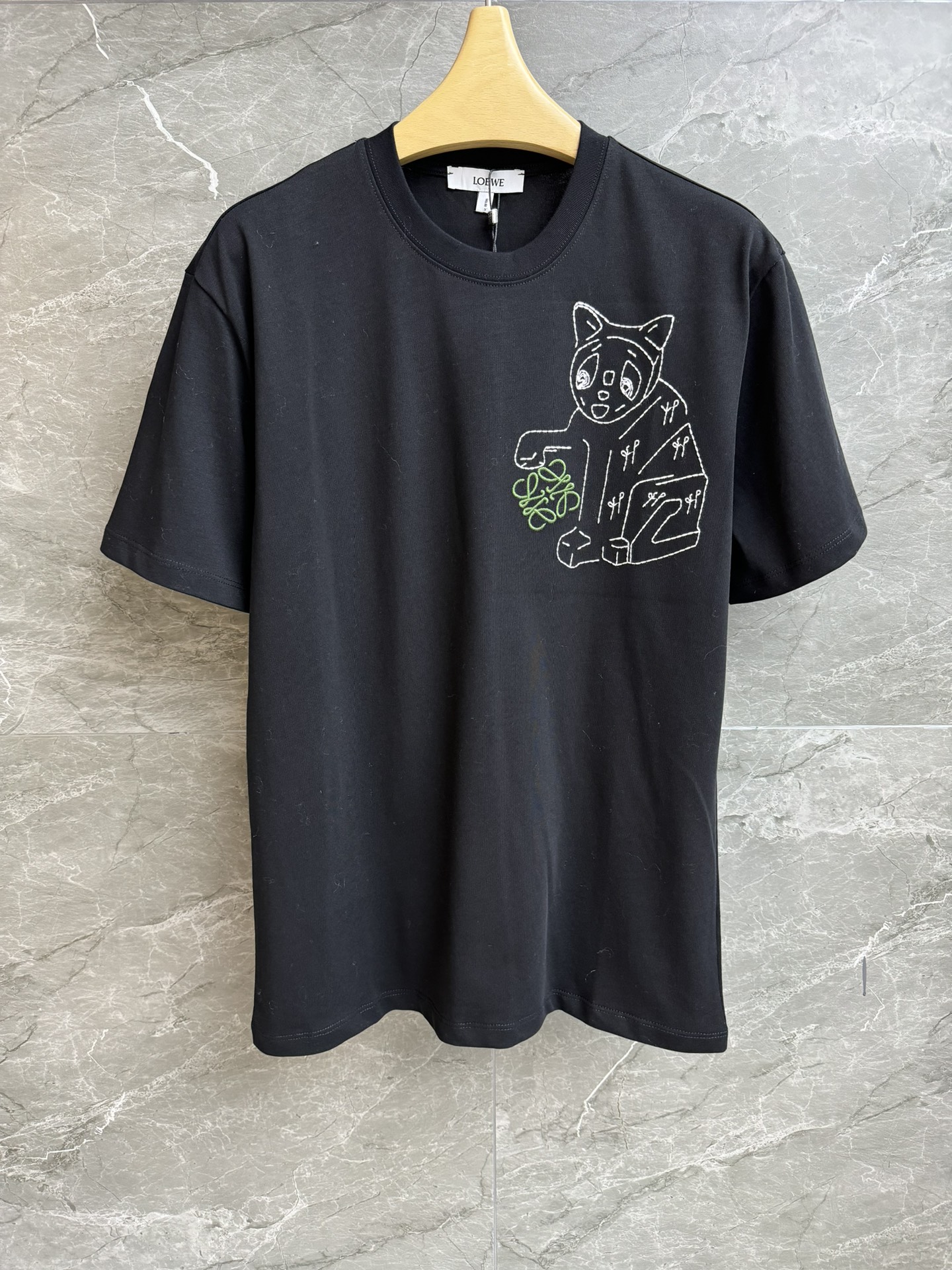 NO:621764,New styles for early spring are available. Loewe cat embroidered T-shirt 2026 early spring series. Round neck design. Cat theme embroidery element decoration. Playful and cute to reduce age. Customized pure cotton fabric. Comfortable and skin-friendly. Loose fit. The upper body is slim and versatile. Complete trademarks. Sizes SML, loewe, tees, t-shirt, alexander wang19860909早春新款上新啦 罗意威猫咪刺绣T恤 2026早春系列 圆领领口设计 猫咪主题刺绣元素装饰点缀 俏皮可爱减龄 定制纯棉面料 舒适亲肤 宽松版型 上身显瘦又百搭 商标齐全 尺码SML,,loewe,tees，t-shirt,alexander wang,Women's clothing