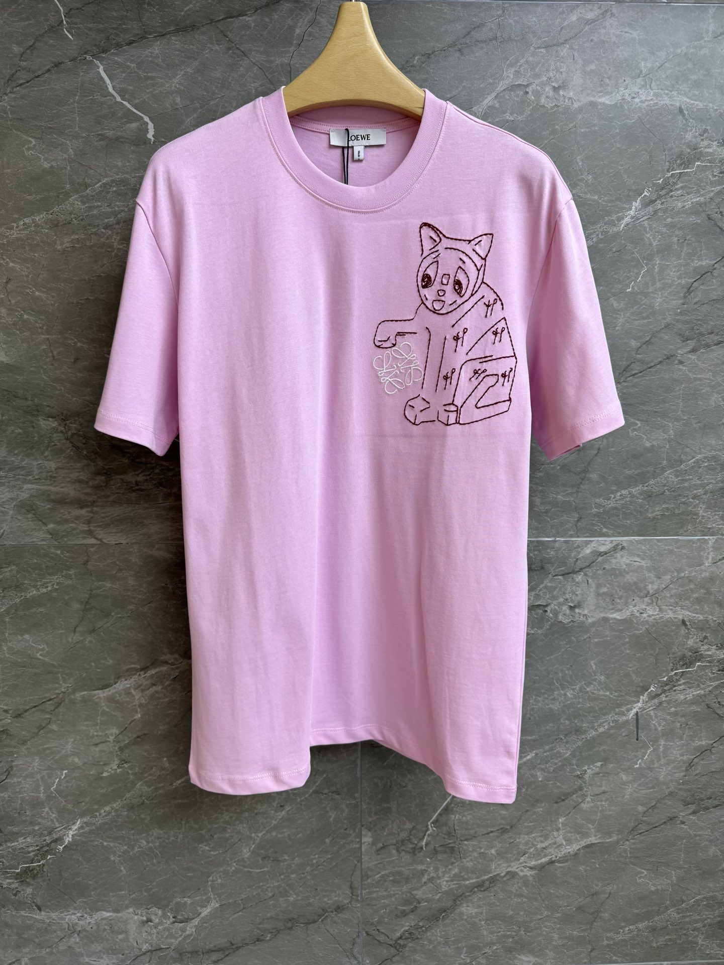 NO:621770,New styles for early spring are available. Loewe cat embroidered T-shirt 2026 early spring series. Round neck design. Cat theme embroidery element decoration. Playful and cute to reduce age. Customized pure cotton fabric. Comfortable and skin-friendly. Loose fit. The upper body is slim and versatile. Complete trademarks. Sizes SML, loewe, tees, t-shirt, alexander wang19860909早春新款上新啦 罗意威猫咪刺绣T恤 2026早春系列 圆领领口设计 猫咪主题刺绣元素装饰点缀 俏皮可爱减龄 定制纯棉面料 舒适亲肤 宽松版型 上身显瘦又百搭 商标齐全 尺码SML,,loewe,tees，t-shirt,alexander wang,Women's clothing