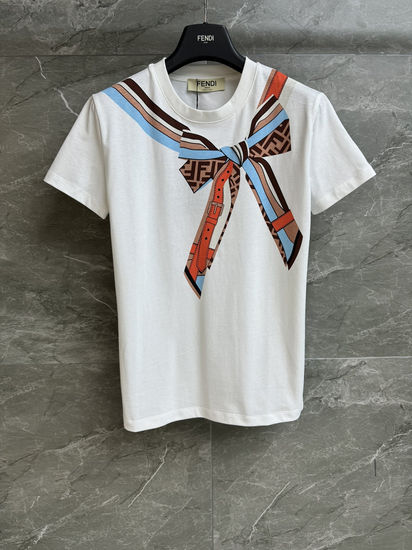 NO:621761,New styles for early spring are available. FD silk scarf printed T-shirt 2026 early spring series. Round neck design. Silk scarf lace printed pattern. Fashionable and high-end. Imported pure cotton fabric. Comfortable and skin-friendly. Normal fit. The upper body is slim and versatile. Complete trademarks. Sizes SML, tees, t-shirt, alexander wang19860909早春新款上新啦 FD丝巾印花T恤 2026早春系列 圆领领口设计 丝巾系带印花图案 时髦高级 进口纯棉面料 舒适亲肤 正常版型 上身显瘦又百搭 商标齐全 尺码SML,,tees，t-shirt,alexander wang,Women's clothing