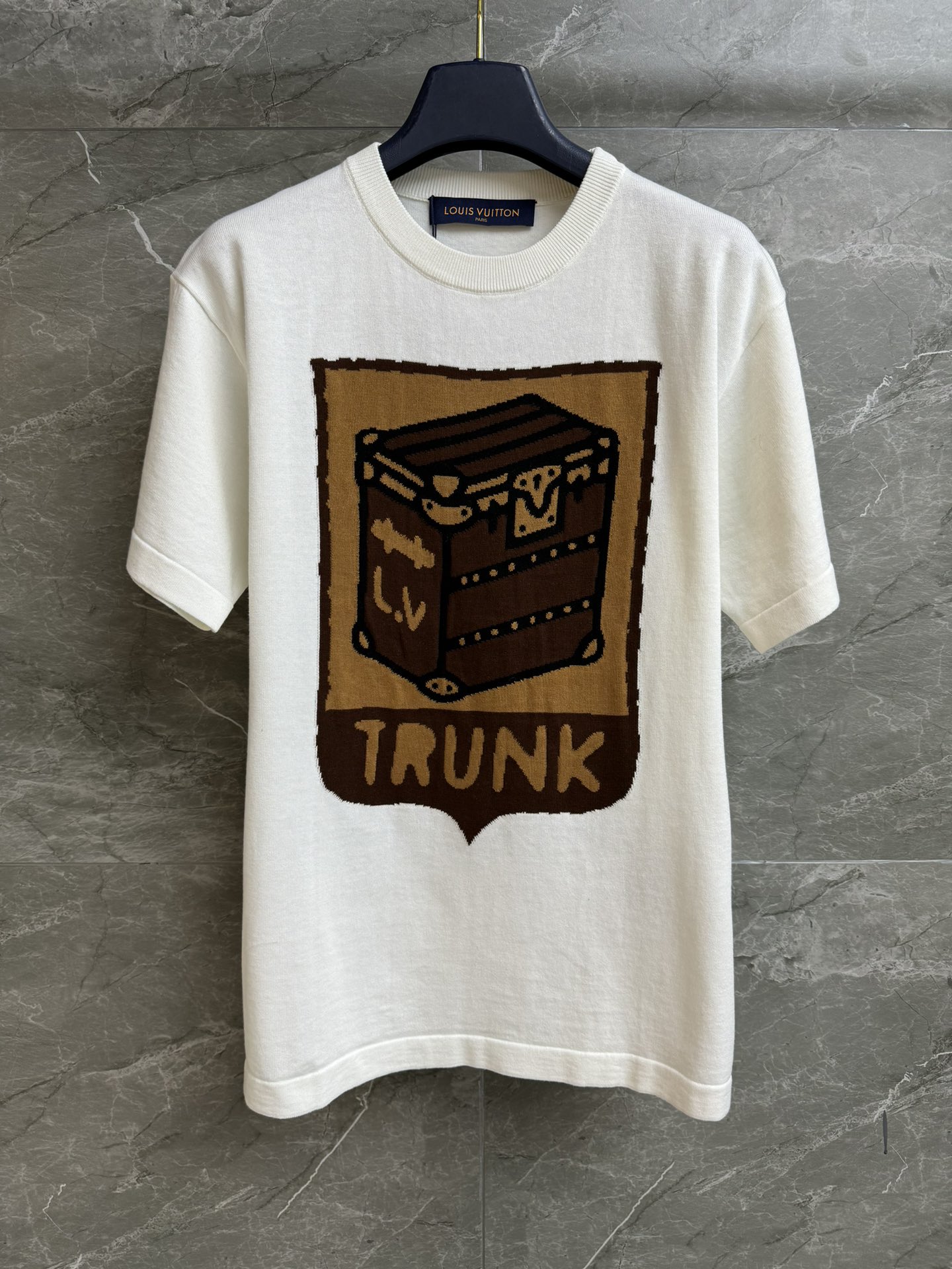 NO:621776,New style for early spring. L's bag intarsia short sleeves. 2026 early spring series. Round ribbed neckline. Bag floral intarsia pattern on the front and back. Simple, fashionable and high-end. Close-spun cotton knitted fabric. Soft, comfortable and textured. Loose fit. Can be worn by any person. Same style for men and women. Complete trademarks. Sizes: SMLXL, louis vuitton, T-shirt, alexander wang19860909早春新款上新啦 L家箱包嵌花短袖 2026早春系列 圆领罗纹领口 前后采用箱包花卉嵌花图案 简约时髦高级 密纺棉布针织面料 柔软舒适有质感 宽松版型 不挑人穿 男女同款 商标齐全 尺码SMLXL,,louis vuitton,T-shirt,alexander wang,Women's clothing