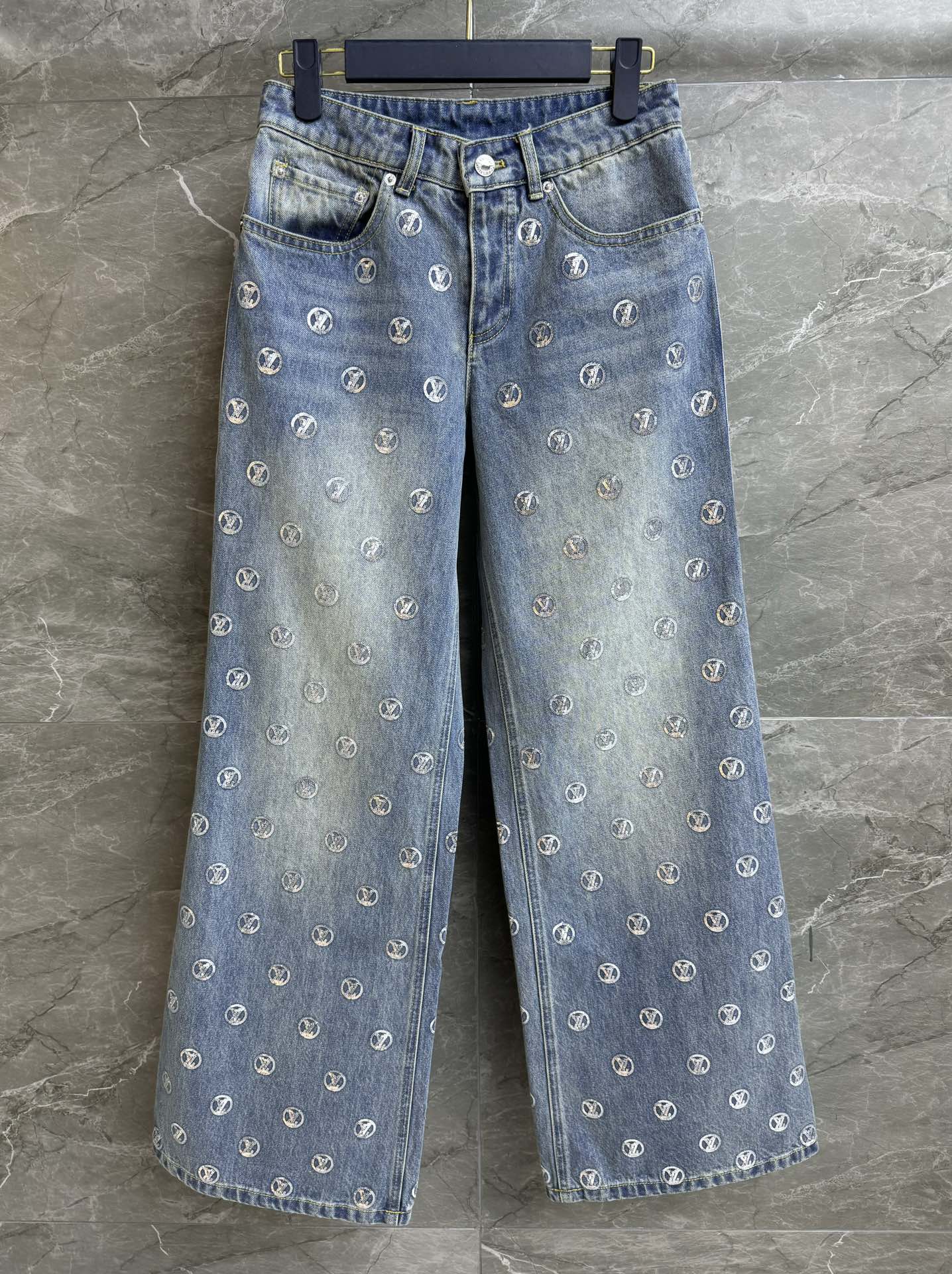 NO:621779,The high version has been shipped. L's sequined logo wide-leg pants 2025 ski series. Sparkling logo sequin embroidery embellishment. Fashionable and eye-catching. Full of high-end feel. Customized washed denim fabric. Soft and comfortable. Straight-leg wide-leg pants. The upper body is slim and elegant. Complete trademarks. Sizes SML, Louis Vuitton, Alexander Wang19860909高版本出货啦 L家亮片logo阔腿裤 2025滑雪系列 闪亮logo亮片刺绣点缀 时尚吸睛 满满高级感 定制水洗牛仔面料 柔软舒适 直筒阔腿裤版型 上身显瘦又气质 商标齐全 尺码SML,,louis vuitton,alexander wang,Women's clothing