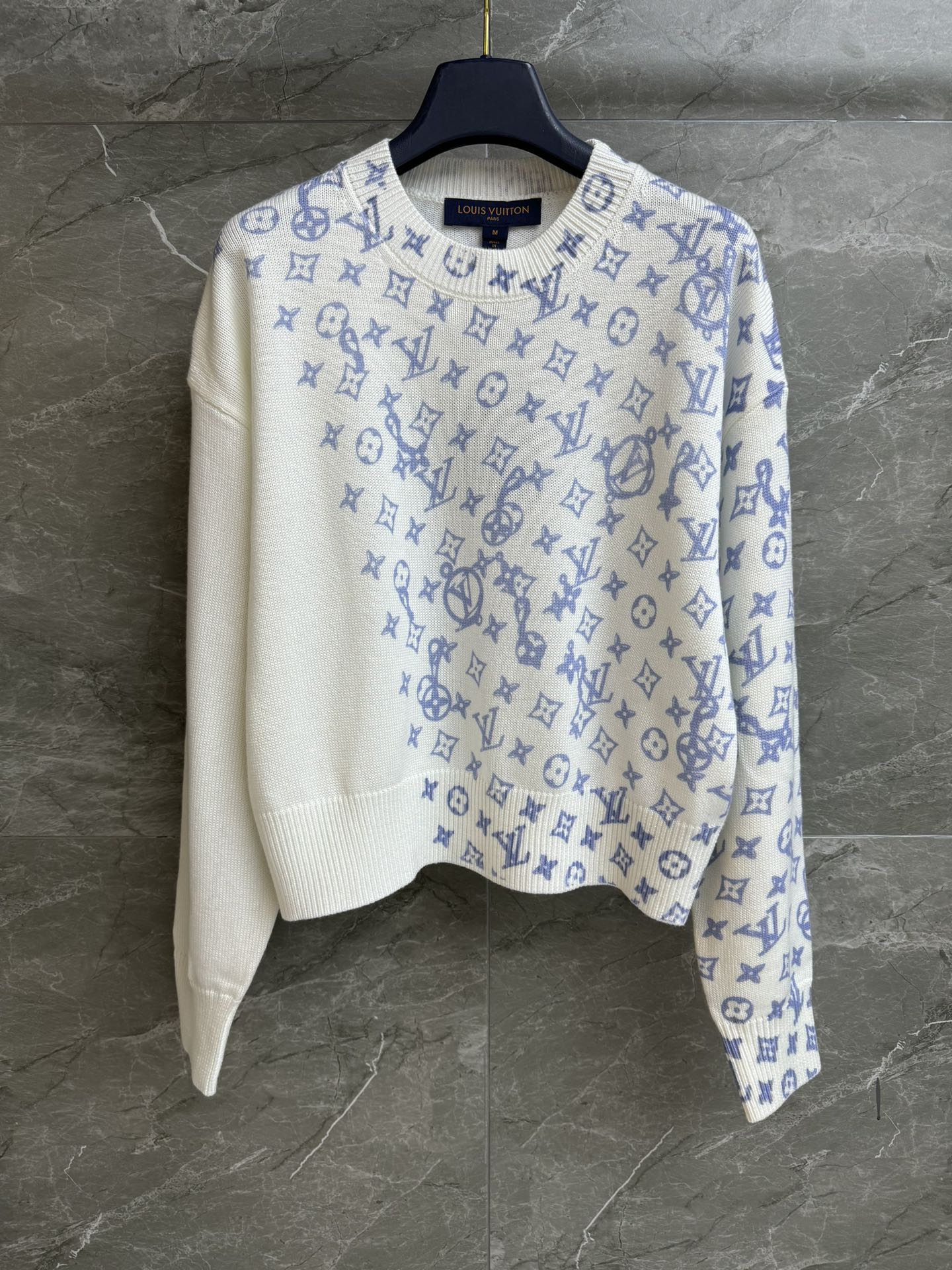 NO:622398,New styles for early spring are available!  L's asymmetric logo sweater 2026 early spring series round ribbed neckline asymmetric letter logo jacquard pattern fashionable personality wool knitted fabric comfortable and skin-friendly short version upper body slim and versatile complete trademarks sizes SML, louis vuitton, sweaters, alexander wang19860909早春新款上新啦！ L家不对称logo毛衣 2026早春系列 圆领罗纹领口 不对称字母logo提花图案 时髦个性 羊毛针织面料 舒适亲肤 短款版型 上身显瘦又百搭 商标齐全 尺码SML,,louis vuitton,sweaters,alexander wang,Women's clothing