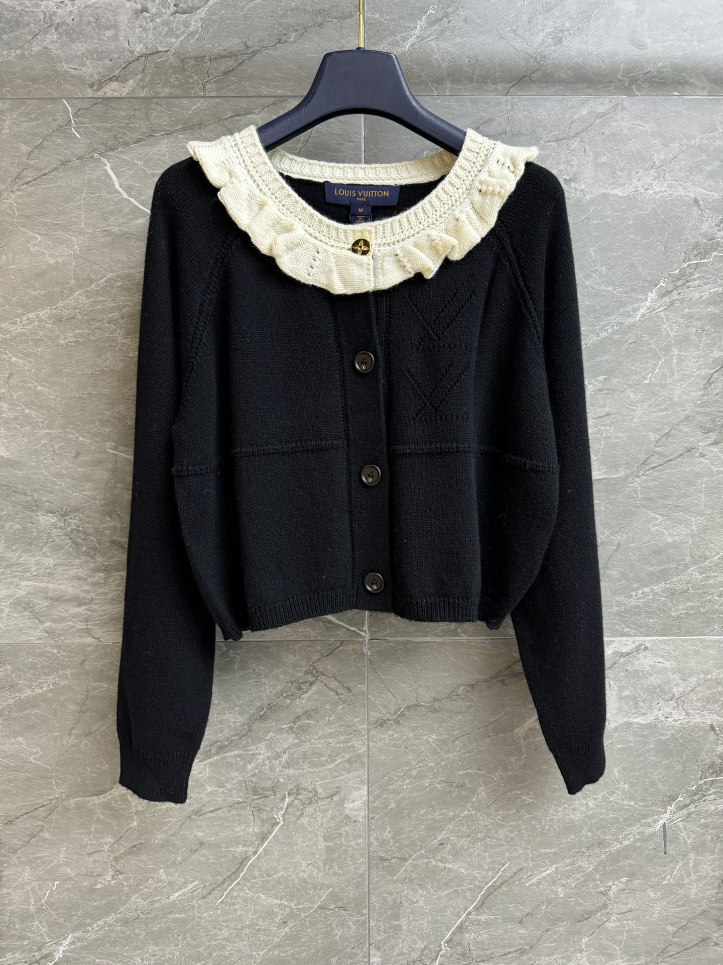 NO:622379,New styles for early spring are available. L family ruffled cardigan 2026 early spring series French ruffled collar Customized logo button decoration Exquisite and elegant Wool knitted fabric Soft and comfortable Short slim fit The upper body looks slim and elegant Complete trademarks Sizes SML, Louis Vuitton, Alexander Wang19860909早春新款上新啦 L家荷叶边开衫 2026早春系列 法式荷叶边衣领 定制logo纽扣装饰 精致优雅大气 羊毛针织面料 柔软舒适 短款修身版型 上身显瘦又气质 商标齐全 尺码SML,,louis vuitton,alexander wang,Women's clothing