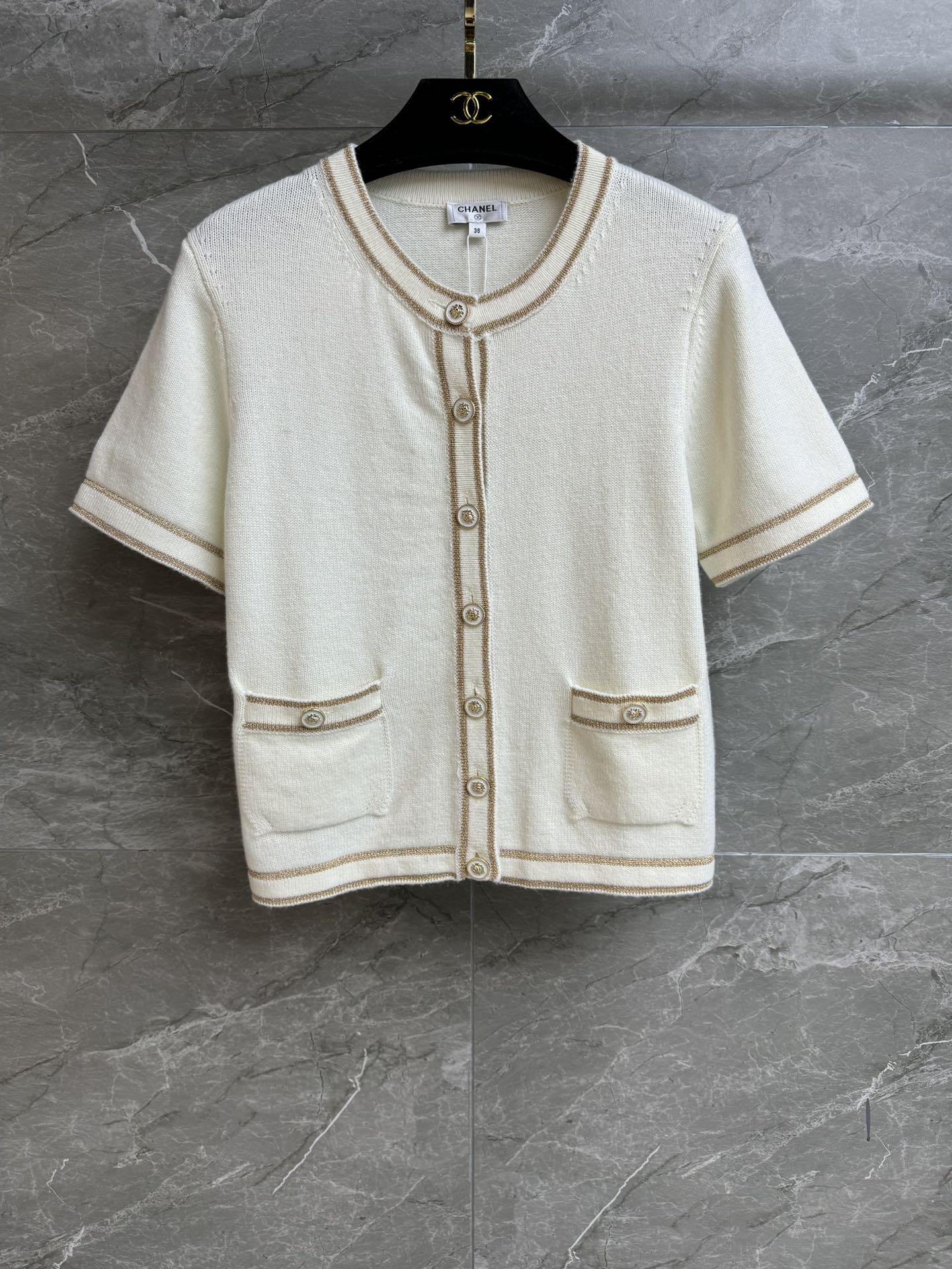 NO:622390,The new style for early spring is new. Xiangjia platinum short-sleeved cardigan 2026 early spring series. Round neck single-breasted design. Exquisite button decoration. Platinum color matching. Exquisite and fashionable. Customized knitted fabric. Comfortable and skin-friendly. Short version. The upper body is slim and elegant. Complete trademarks. Comes with cloth bag. Sizes SML, chanel, T-shirt, alexander wang19860909早春新款上新啦 香家白金短袖开衫 2026早春系列 圆领单排扣设计 精致纽扣装饰点缀 白金配色 精致时髦高级 定制针织面料 舒适亲肤 短款版型 上身显瘦又气质 商标齐全 配有布袋 尺码SML,,chanel,T-shirt,alexander wang,Women's clothing