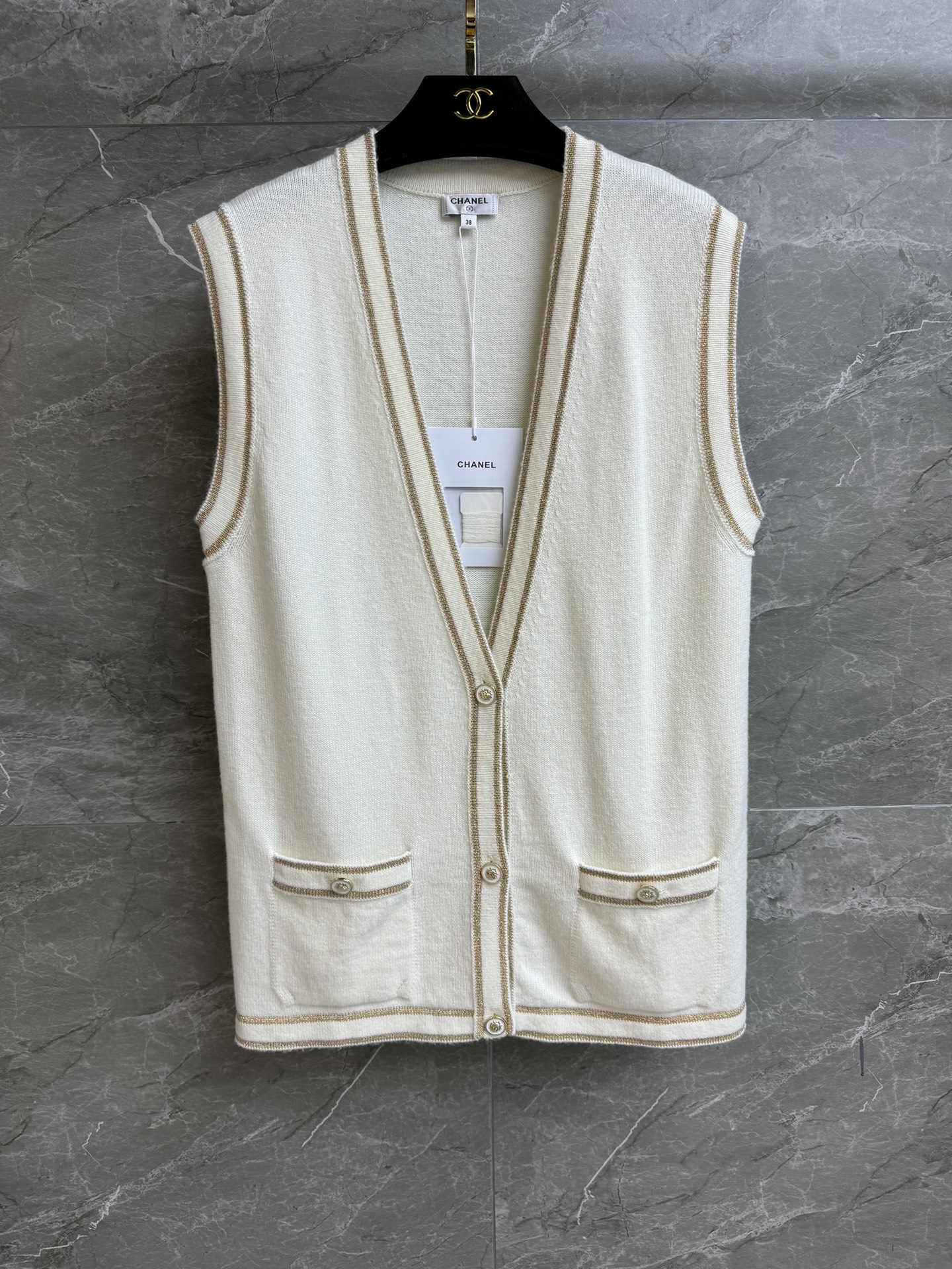 NO:622401,The new style for early spring is new. Xiangjia platinum V-neck cardigan 2026 early spring series. Temperament V-neck neckline. Exquisite button decoration. Platinum color matching. Exquisite and fashionable. Customized knitted fabric. Comfortable and skin-friendly. Straight and loose fit. The upper body is slim and versatile. Complete trademarks. Equipped with cloth bags. Sizes SML, chanel, alexander wang19860909早春新款上新啦 香家白金V领开衫 2026早春系列 气质V领领口 精致纽扣装饰点缀 白金配色 精致时髦高级 定制针织面料 舒适亲肤 直筒宽松版型 上身显瘦又百搭 商标齐全 配有布袋 尺码SML,,chanel,alexander wang,Women's clothing