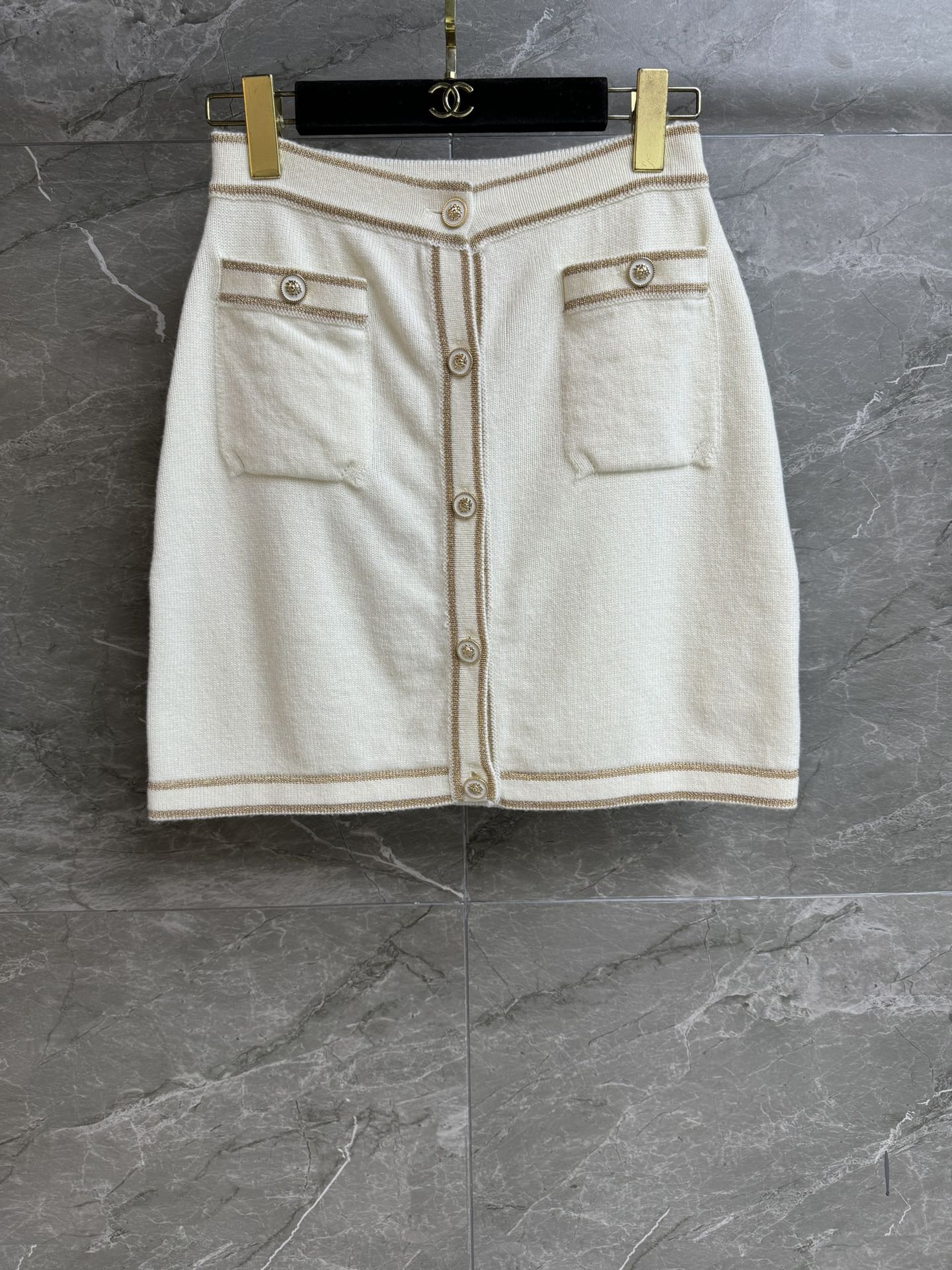 NO:622395,The new style for early spring is new. Xiangjia platinum knitted skirt 2026 early spring series. High-waisted single-breasted design. Exquisite button decoration. Platinum color. Customized knitted fabric. Comfortable and skin-friendly. A-line skirt version. The upper body is slim and versatile. Complete trademarks. Comes with cloth bag. Sizes SML, chanel, skirts, alexander wang19860909早春新款上新啦 香家白金针织半裙 2026早春系列 高腰单排扣设计 精致纽扣装饰点缀 白金配色 定制针织面料 舒适亲肤 A字裙版型 上身显瘦又百搭 商标齐全 配有布袋 尺码SML,,chanel,skirts,alexander wang,Women's clothing