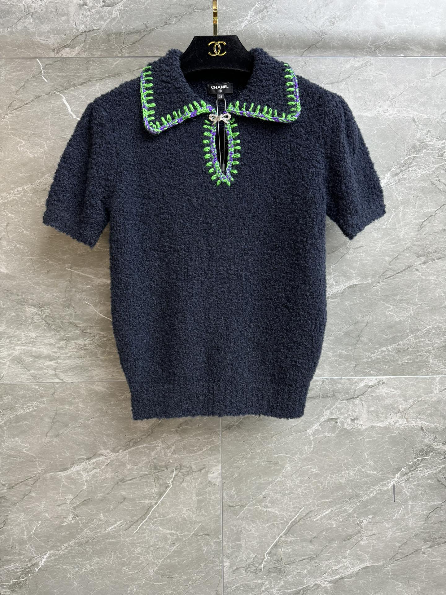 NO:653350,The high version is shipped. Xiangjia doll collar short sleeves 2025 ski series. Baby doll collar short sleeve design. Double C bow diamond embellishment. Exquisite and age-reducing high-end. Cashmere and silk blended fabric. Soft and comfortable. Super texture. Slim fit. The upper body is slim and elegant. Complete trademarks. Comes with cloth bag. Sizes SML, chanel, T-shirt, real silk, alexander wang19860909高版本出货啦 香家娃娃领短袖 2025滑雪系列 娃娃领短袖设计 双C蝴蝶结钻饰点缀 精致减龄高级 羊绒真丝混纺面料 软糯舒适 超有质感 修身版型 上身显瘦又气质 商标齐全 配有布袋 尺码SML,,chanel,T-shirt,real silk,alexander wang,Women's clothing